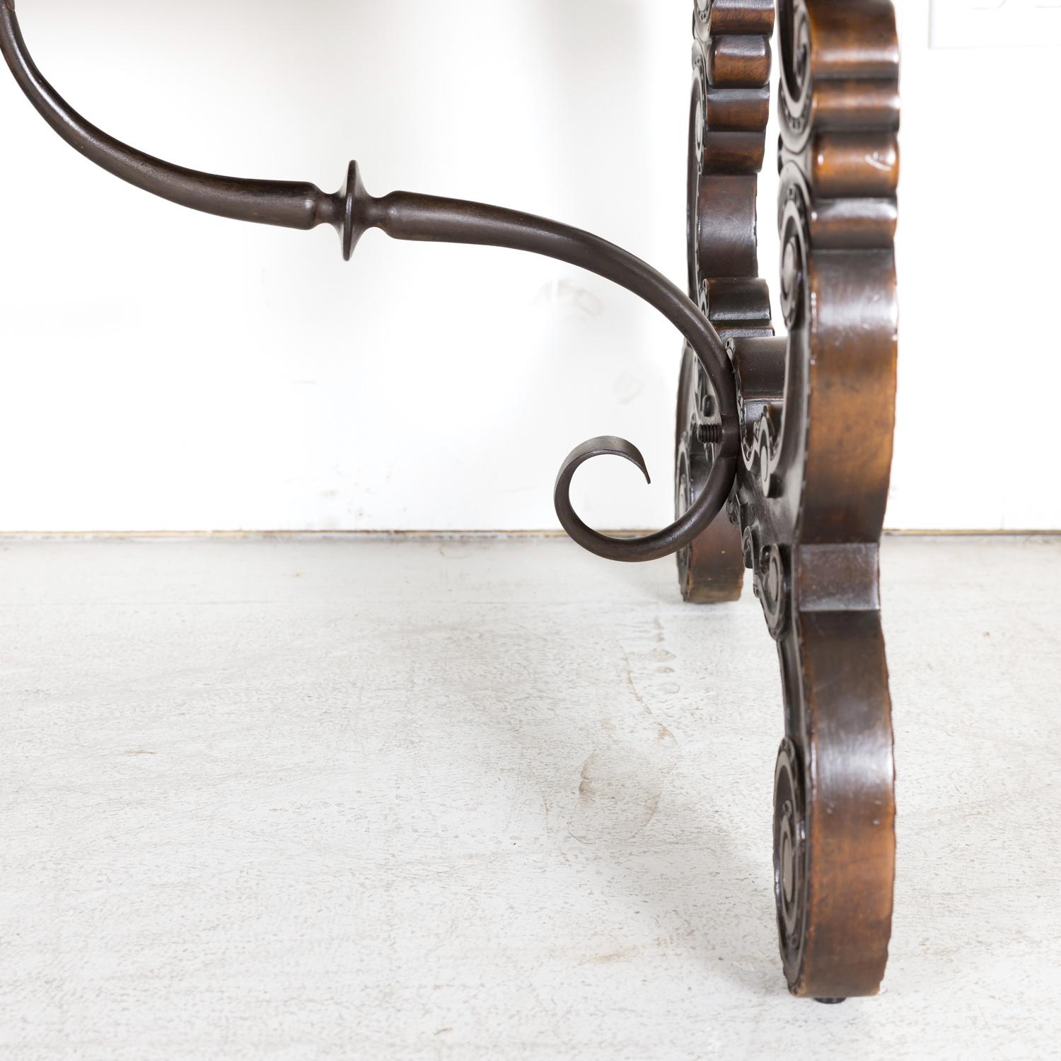 Table d'écriture ou table d'appoint de style baroque espagnol du 19ème siècle à pieds en forme de lyre en vente 6