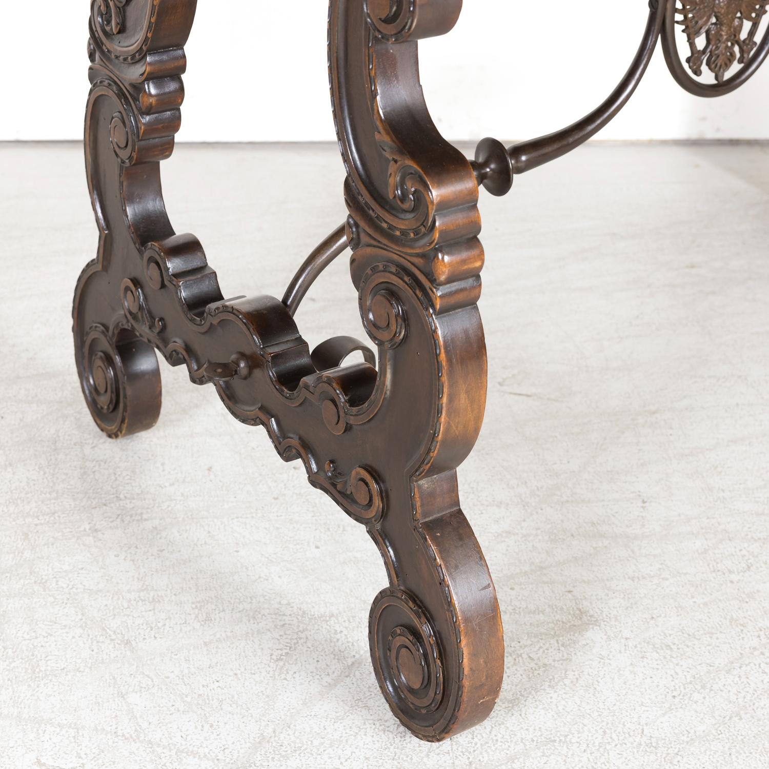 Table d'écriture ou table d'appoint de style baroque espagnol du 19ème siècle à pieds en forme de lyre en vente 8