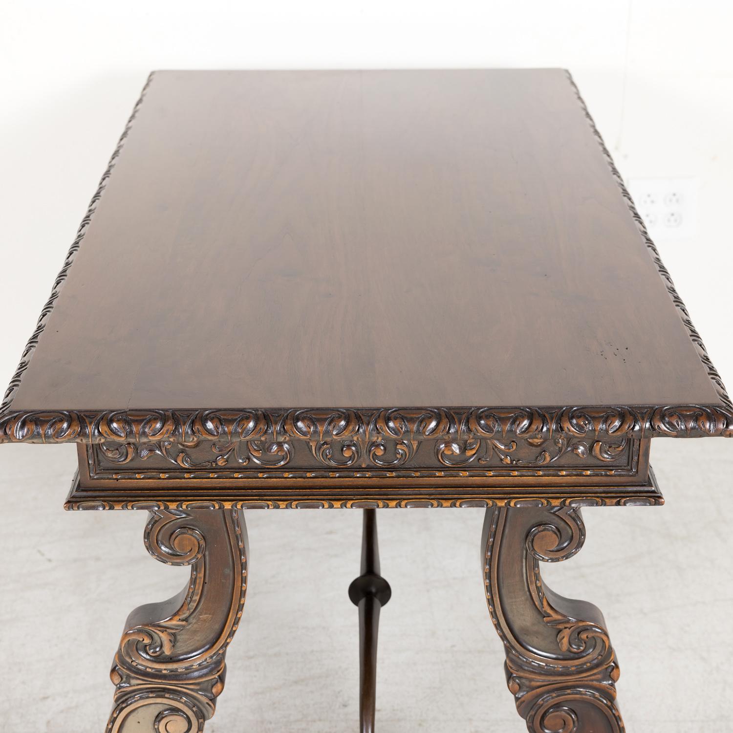 Table d'écriture ou table d'appoint de style baroque espagnol du 19ème siècle à pieds en forme de lyre en vente 9