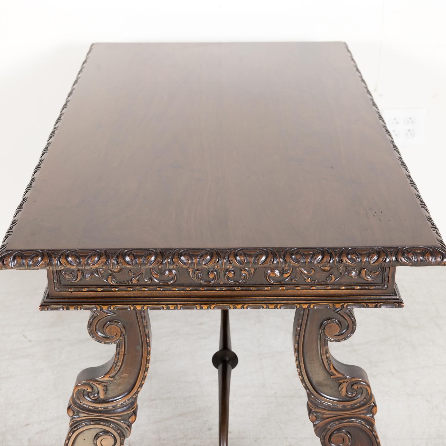 Table d'écriture ou table d'appoint de style baroque espagnol du 19ème siècle à pieds en forme de lyre en noyer en vente 9