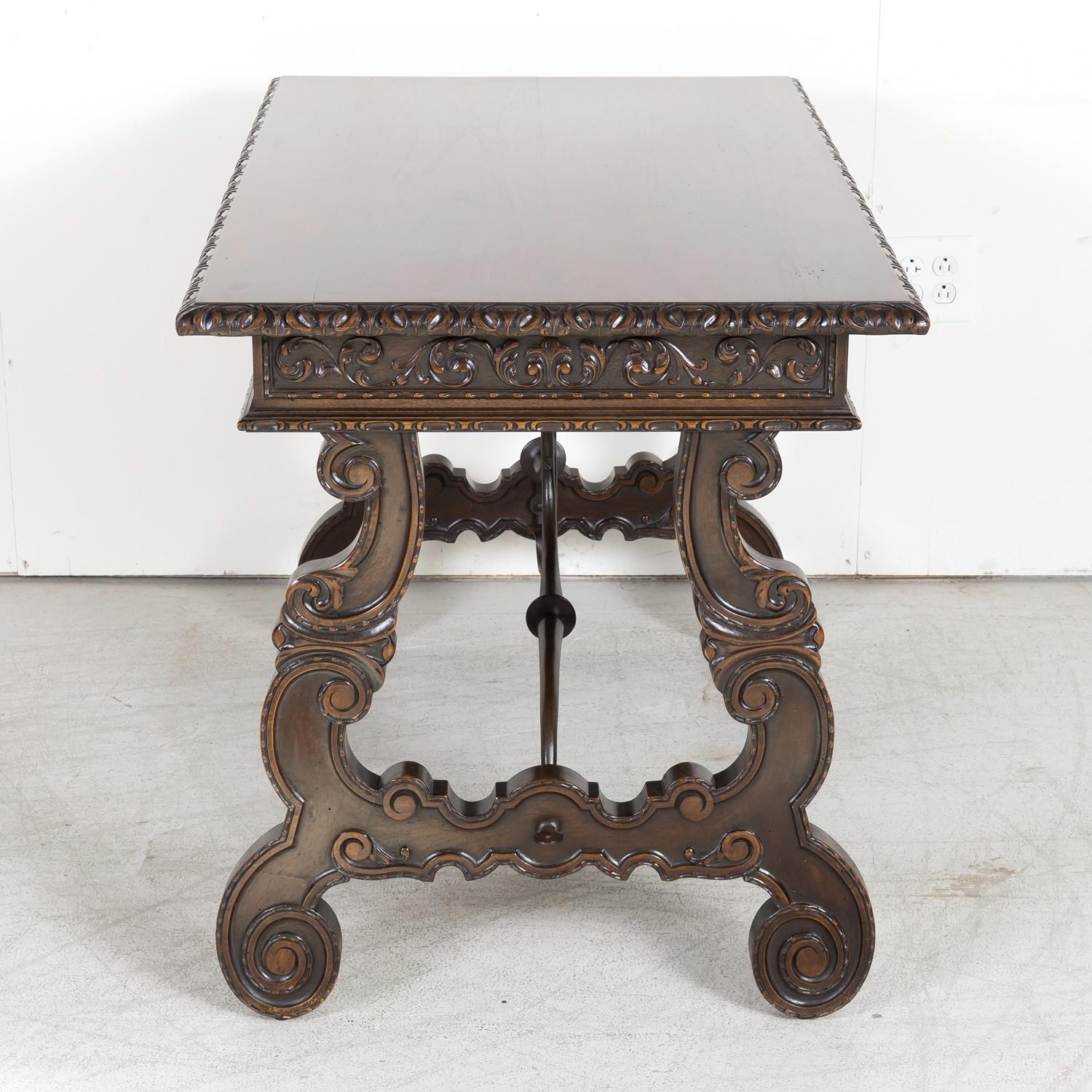 Table d'écriture ou table d'appoint de style baroque espagnol du 19ème siècle à pieds en forme de lyre en noyer en vente 10