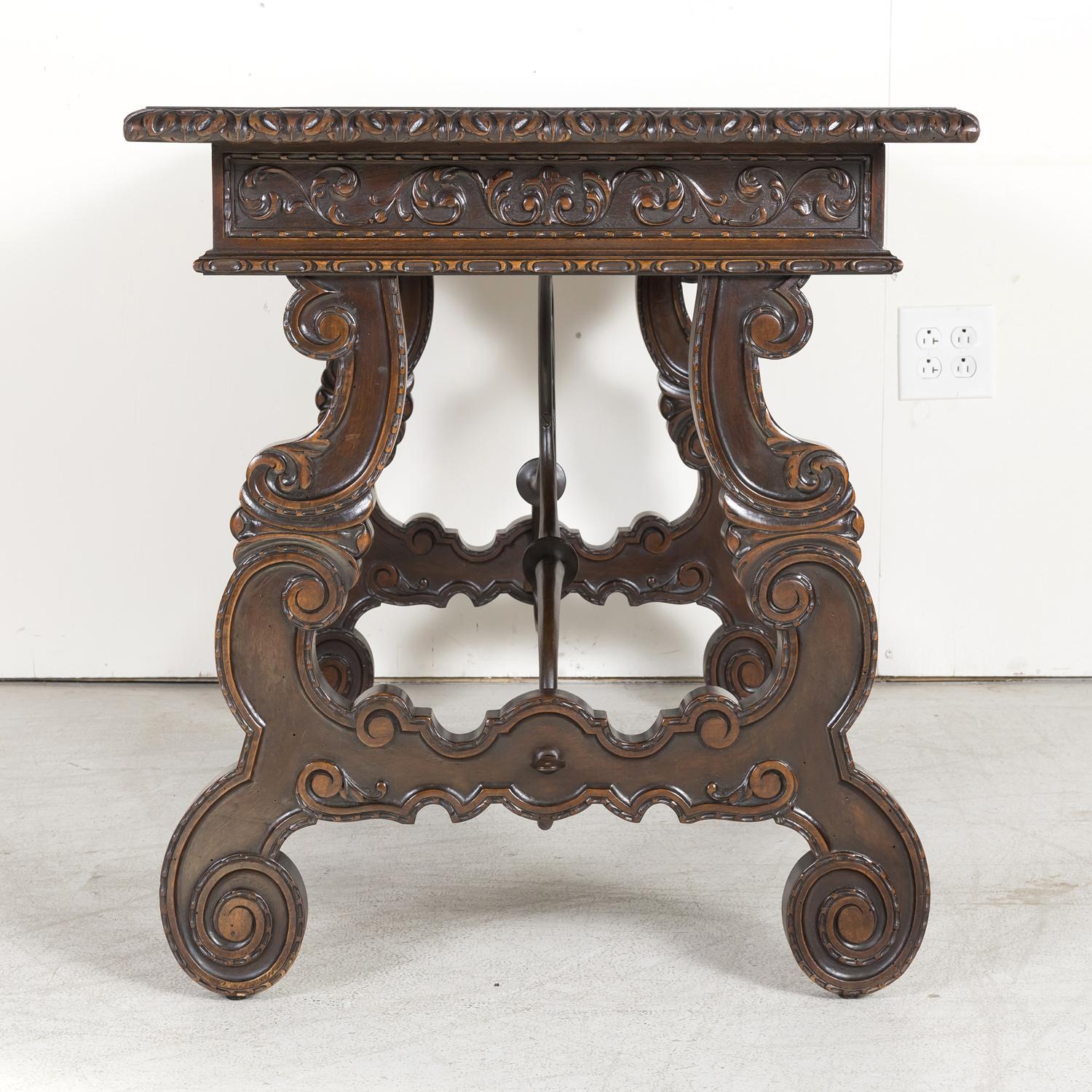 Table d'écriture ou table d'appoint de style baroque espagnol du 19ème siècle à pieds en forme de lyre en noyer en vente 11