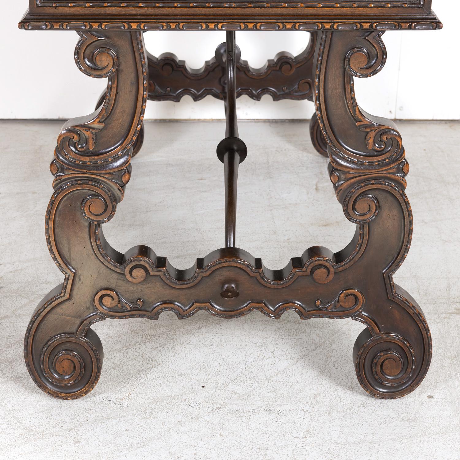 Table d'écriture ou table d'appoint de style baroque espagnol du 19ème siècle à pieds en forme de lyre en noyer en vente 12