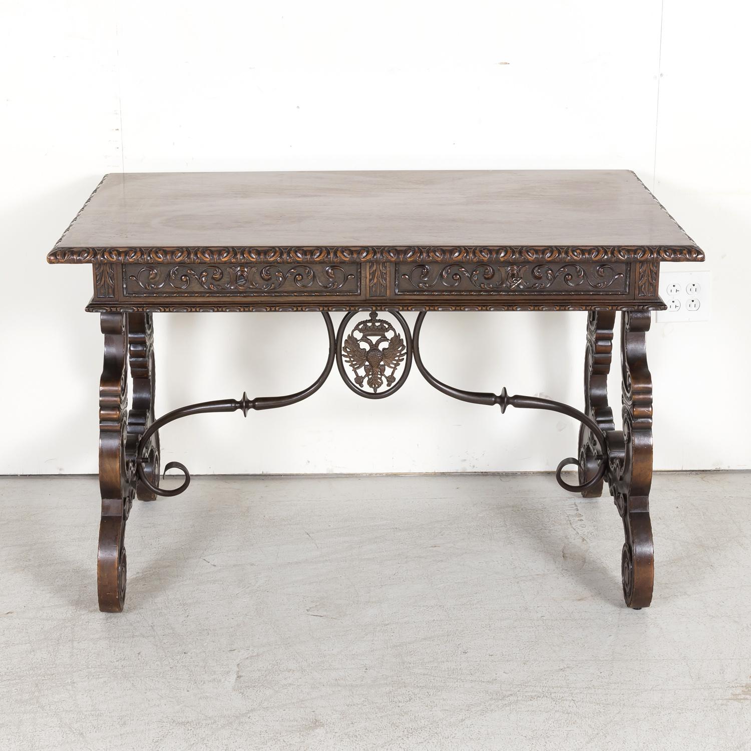 Table à écrire ou table d'appoint de style baroque finement sculptée en noyer par des artisans talentueux de la région catalane de l'Espagne, vers les années 1880. Ce magnifique bureau repose sur une paire de pieds lyre sculptés, reliés par des