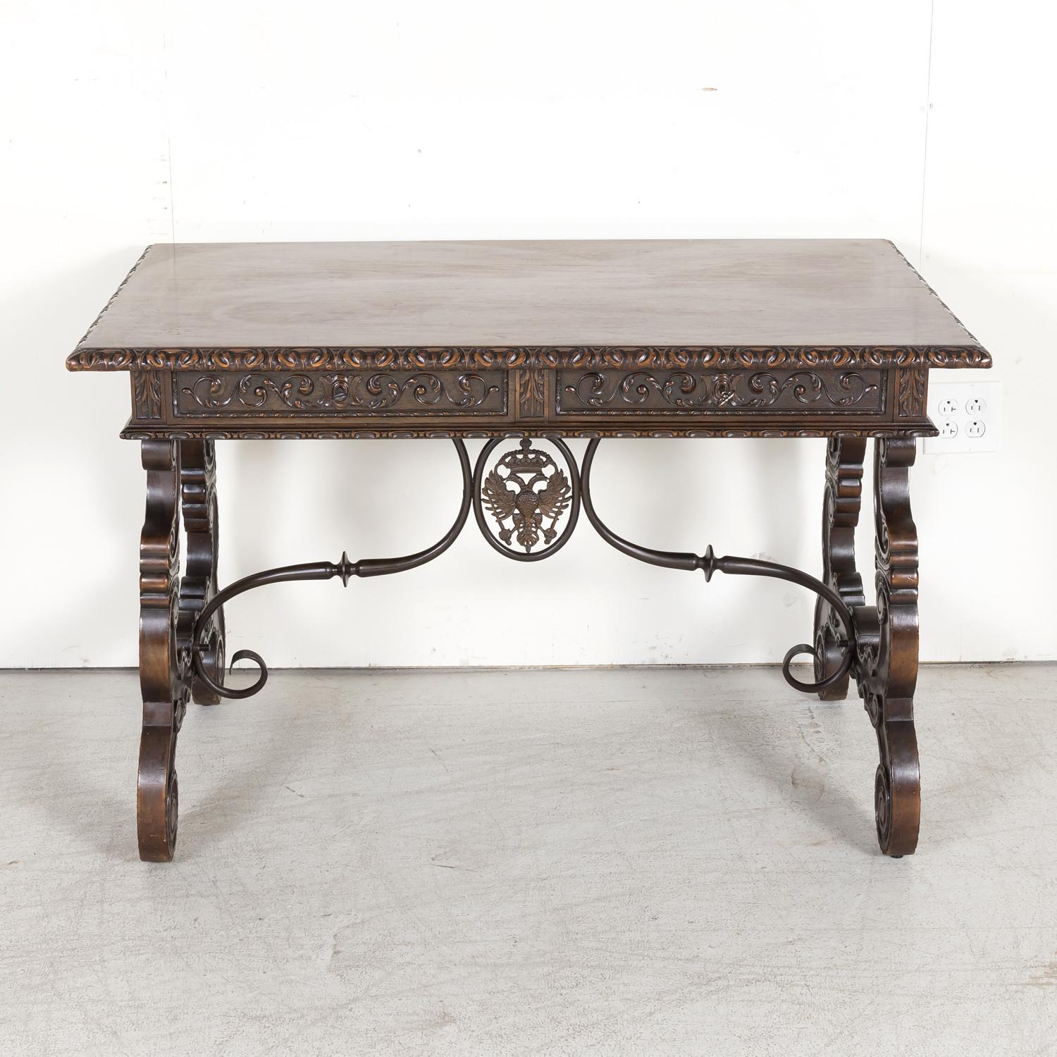 Table d'écriture ou table d'appoint de style baroque finement sculptée, fabriquée à la main en noyer par de talentueux artisans de la région catalane d'Espagne, vers les années 1880. Avec un plateau rectangulaire à une seule planche avec un bord en