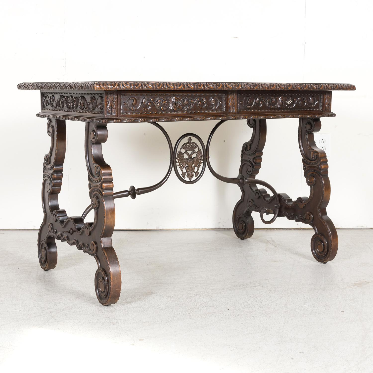 Sculpté à la main Table d'écriture ou table d'appoint de style baroque espagnol du 19ème siècle à pieds en forme de lyre en noyer en vente