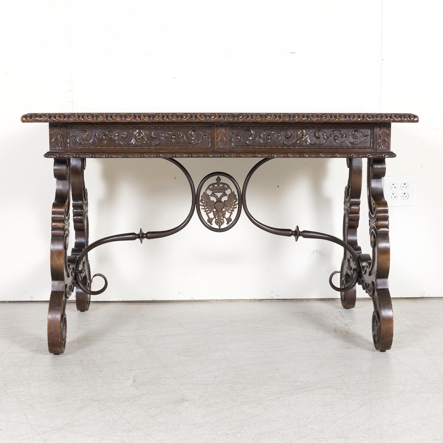 Table d'écriture ou table d'appoint de style baroque espagnol du 19ème siècle à pieds en forme de lyre en noyer Bon état - En vente à Birmingham, AL