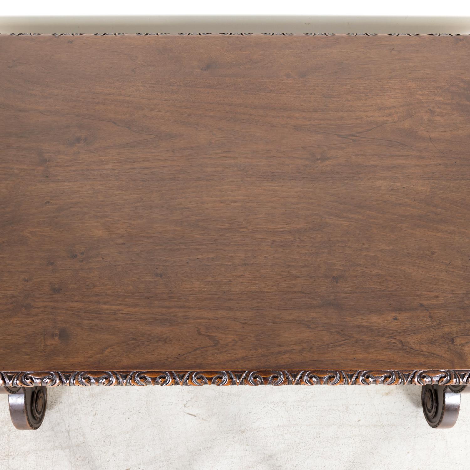Table d'écriture ou table d'appoint de style baroque espagnol du 19ème siècle à pieds en forme de lyre en noyer en vente 1
