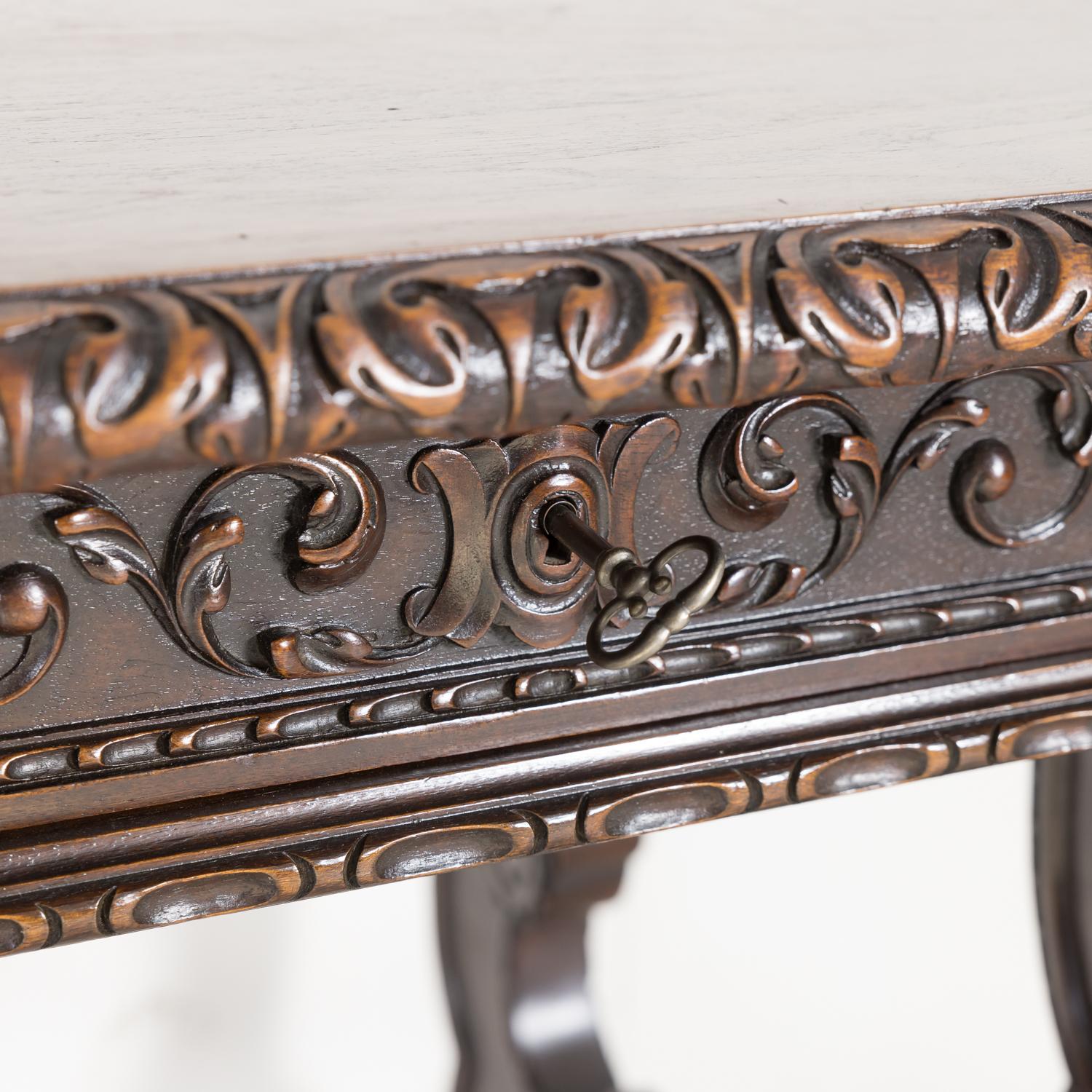 Table d'écriture ou table d'appoint de style baroque espagnol du 19ème siècle à pieds en forme de lyre en noyer en vente 2