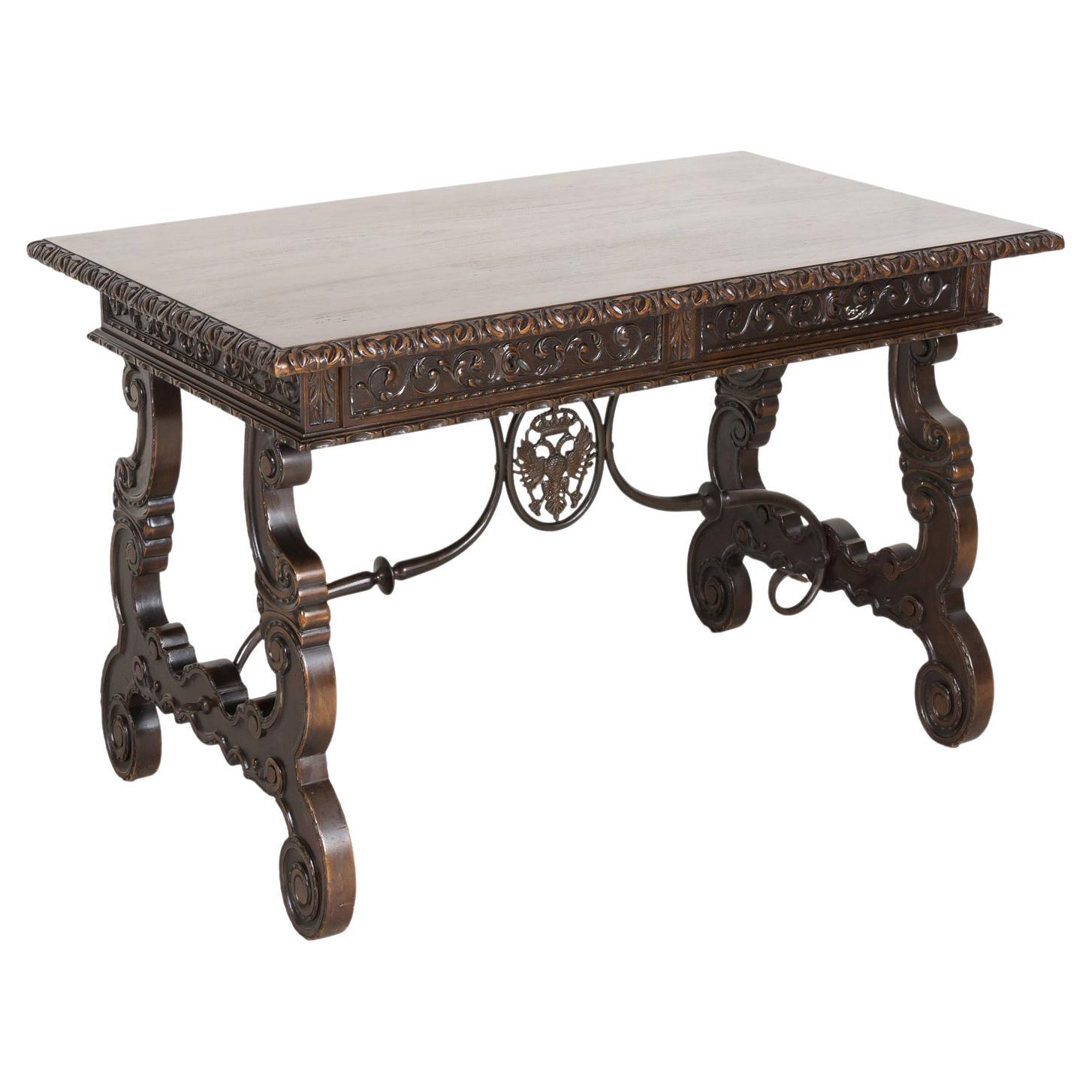 Table d'écriture ou table d'appoint de style baroque espagnol du 19ème siècle à pieds en forme de lyre en noyer