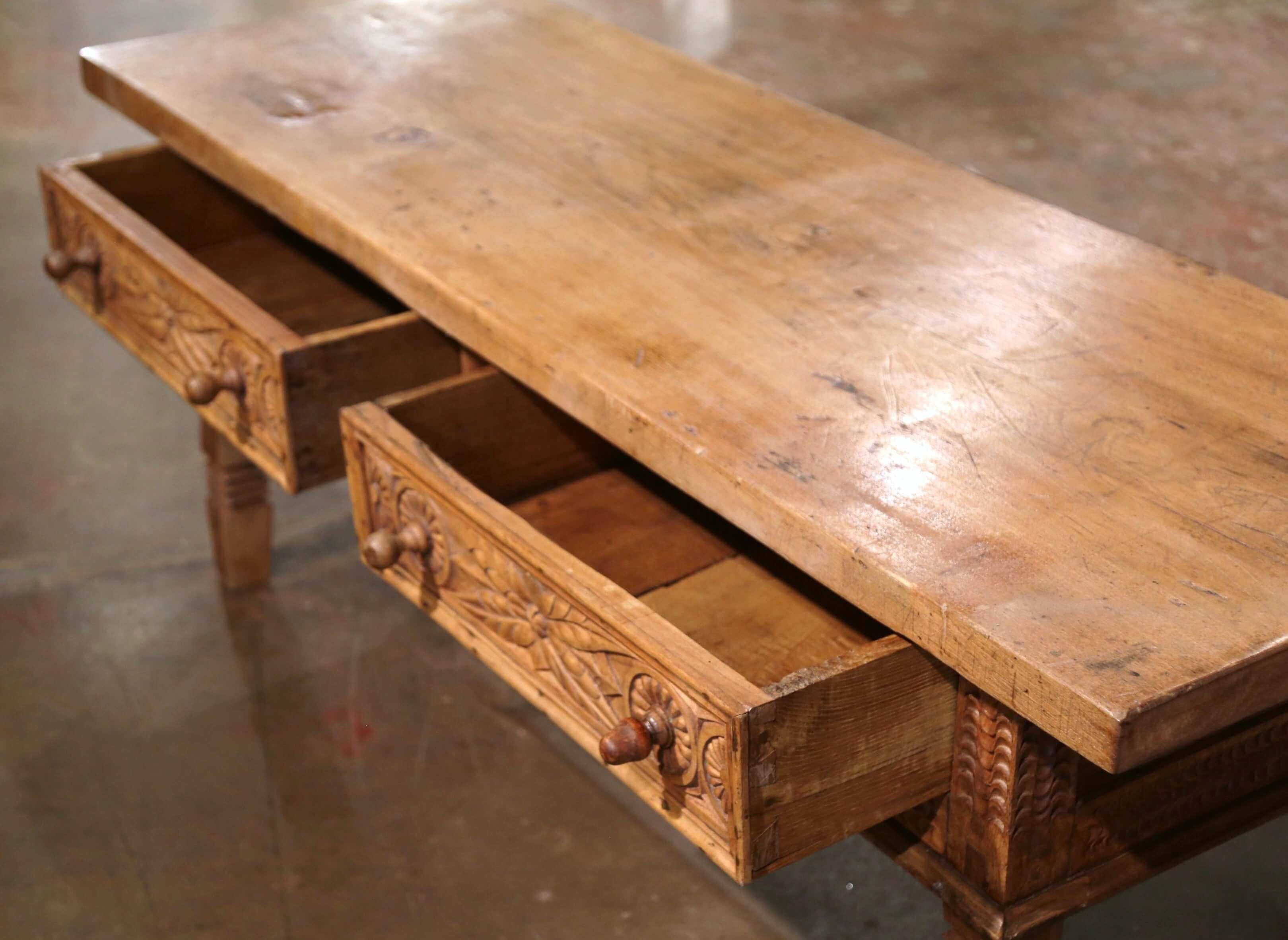 Table basse de cocktail à deux tiroirs en noyer blanchi sculpté espagnol du 19e siècle en vente 2