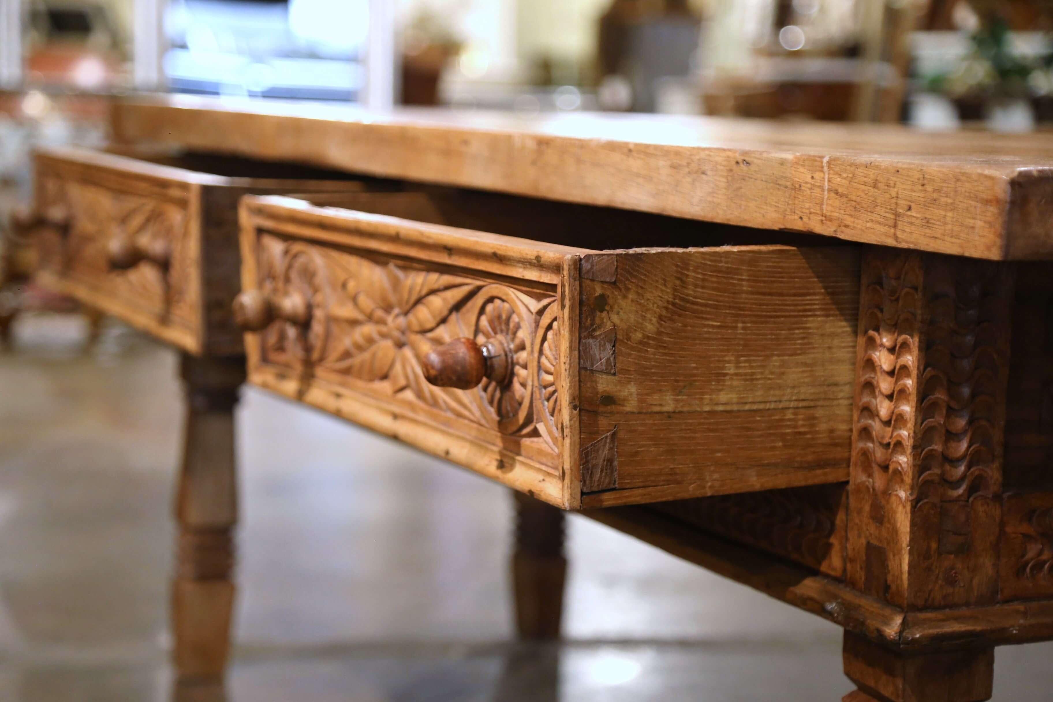 Table basse de cocktail à deux tiroirs en noyer blanchi sculpté espagnol du 19e siècle en vente 3