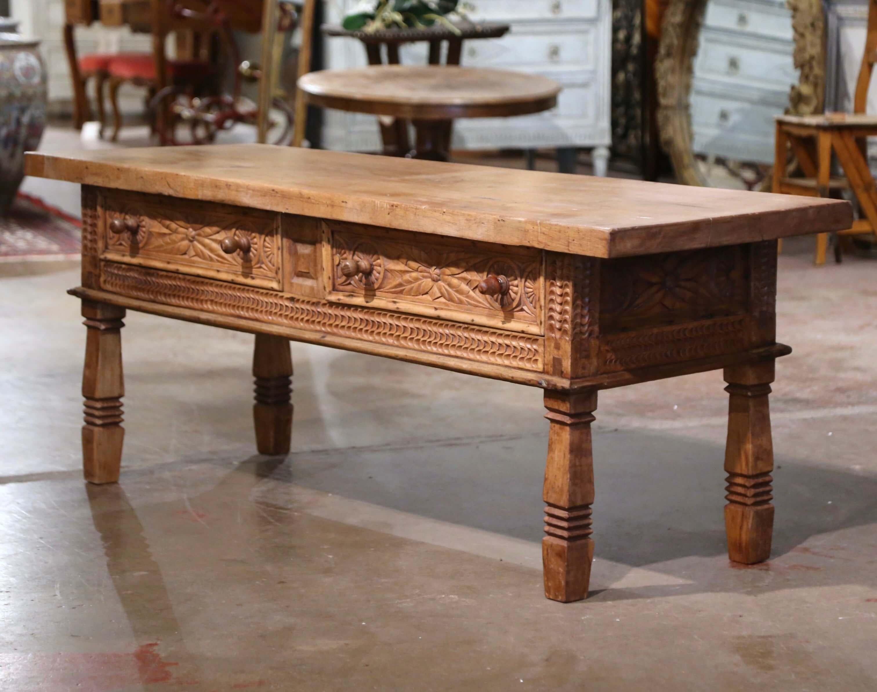 Table basse de cocktail à deux tiroirs en noyer blanchi sculpté espagnol du 19e siècle en vente 4
