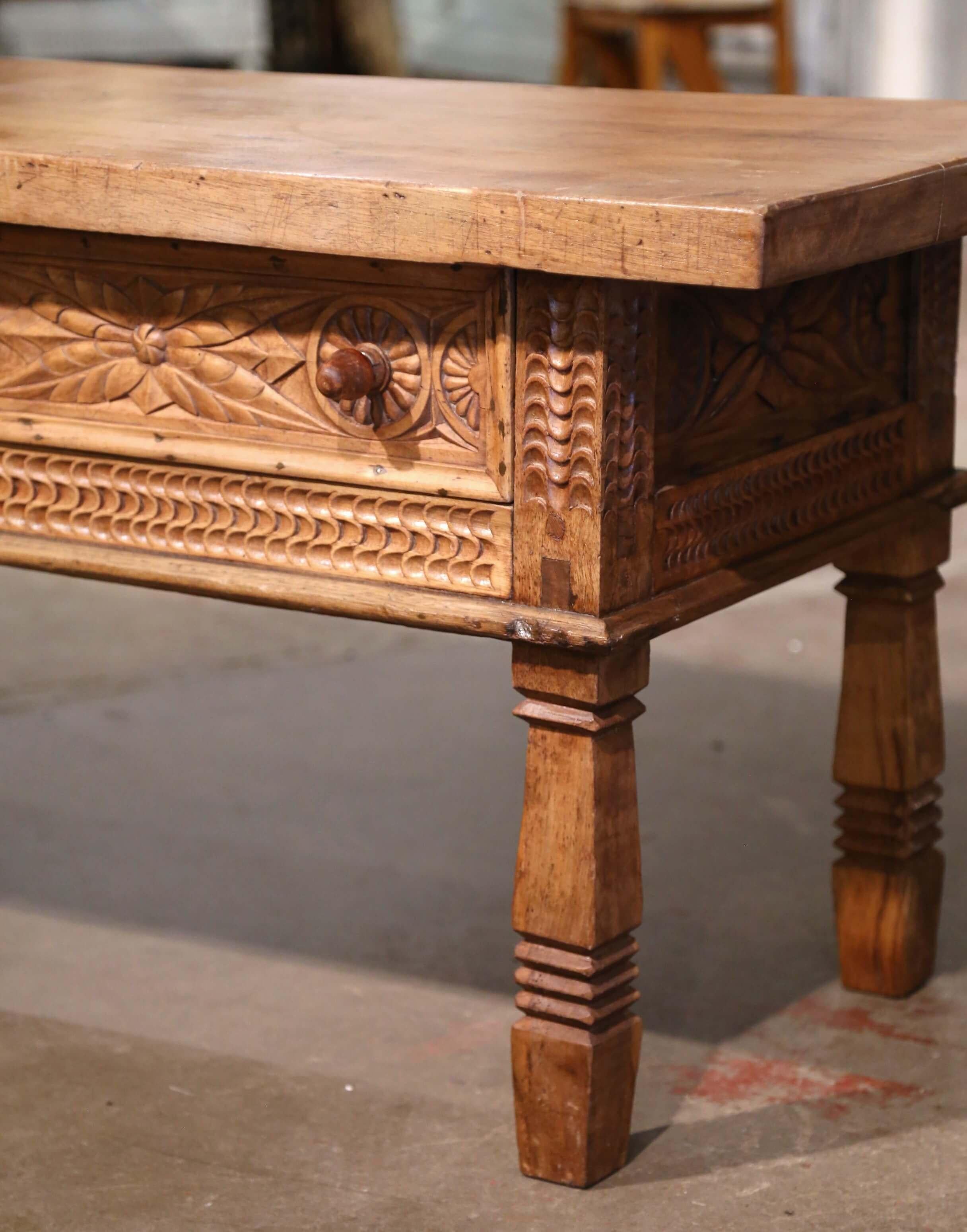 Table basse de cocktail à deux tiroirs en noyer blanchi sculpté espagnol du 19e siècle en vente 6