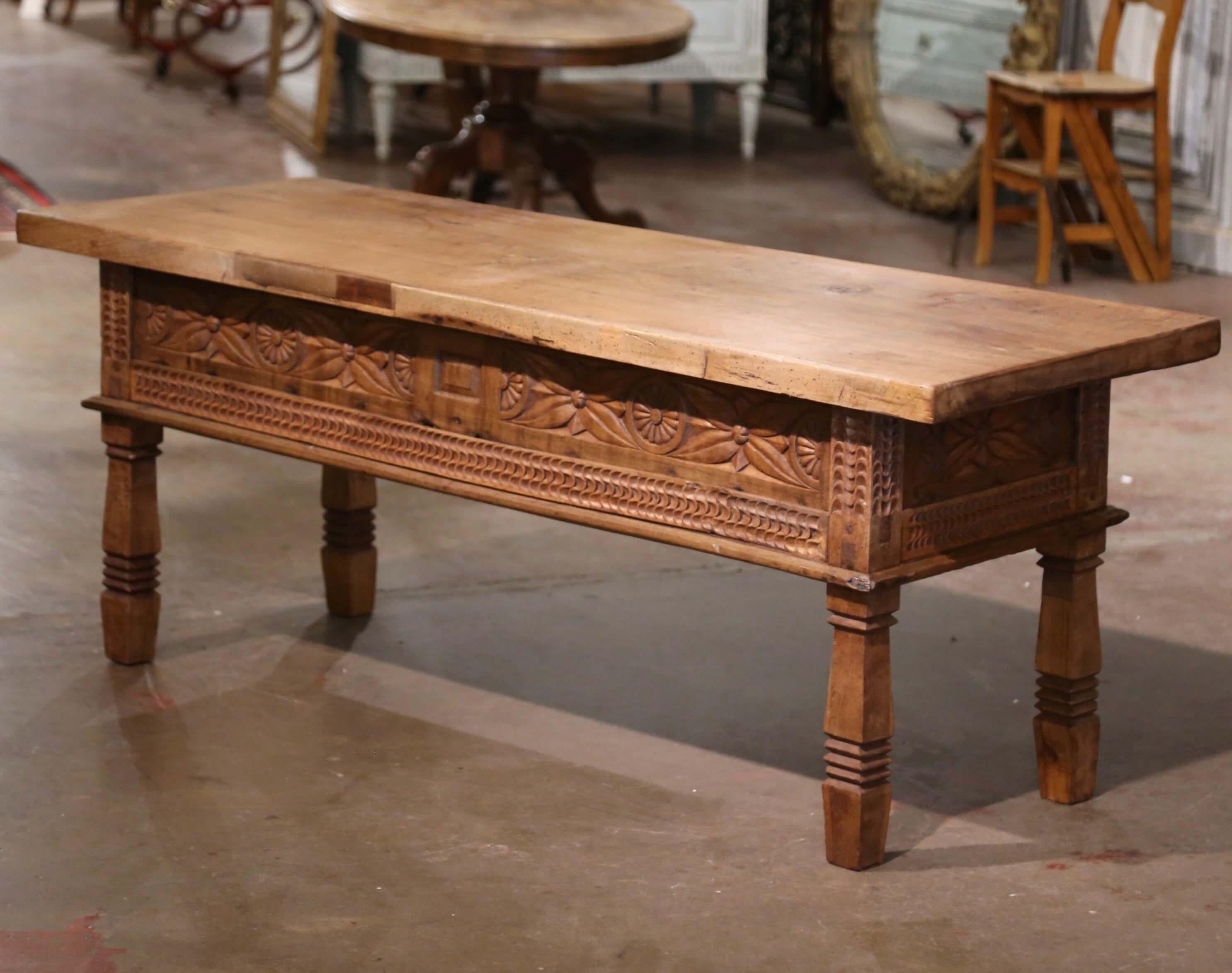 Table basse de cocktail à deux tiroirs en noyer blanchi sculpté espagnol du 19e siècle en vente 7