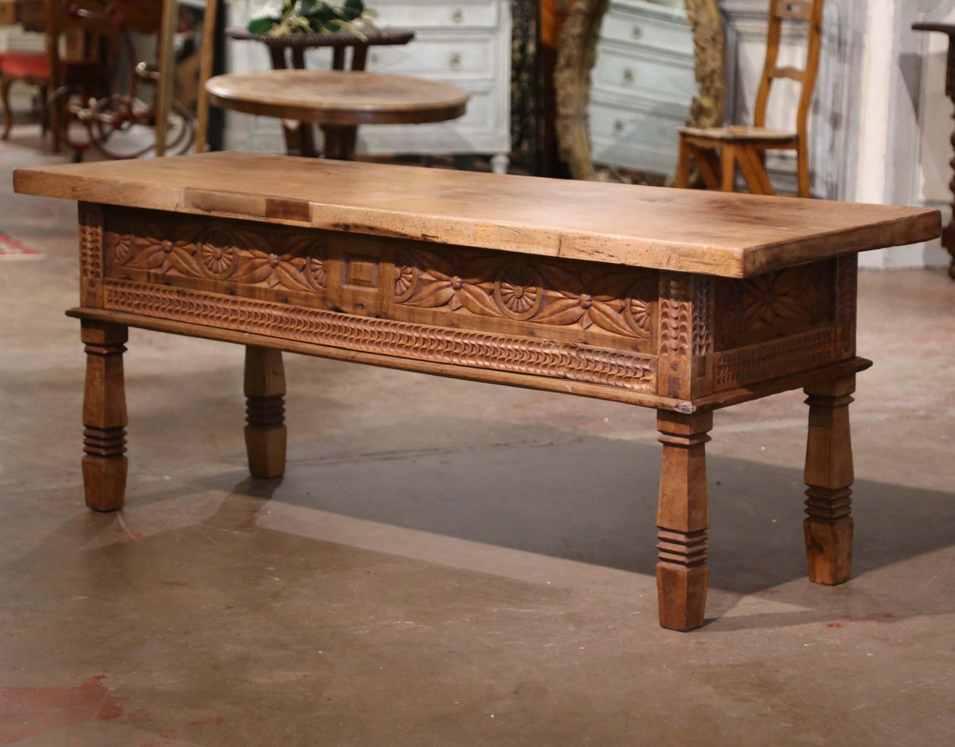 Table basse de cocktail à deux tiroirs en noyer blanchi sculpté espagnol du 19e siècle en vente 8