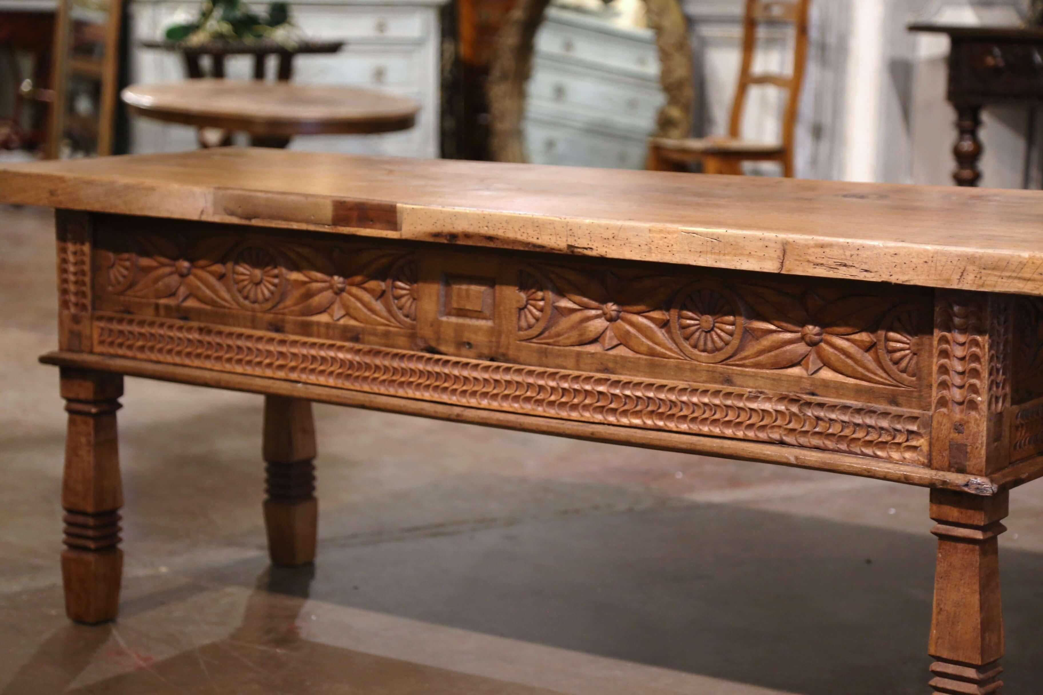 Table basse de cocktail à deux tiroirs en noyer blanchi sculpté espagnol du 19e siècle en vente 9