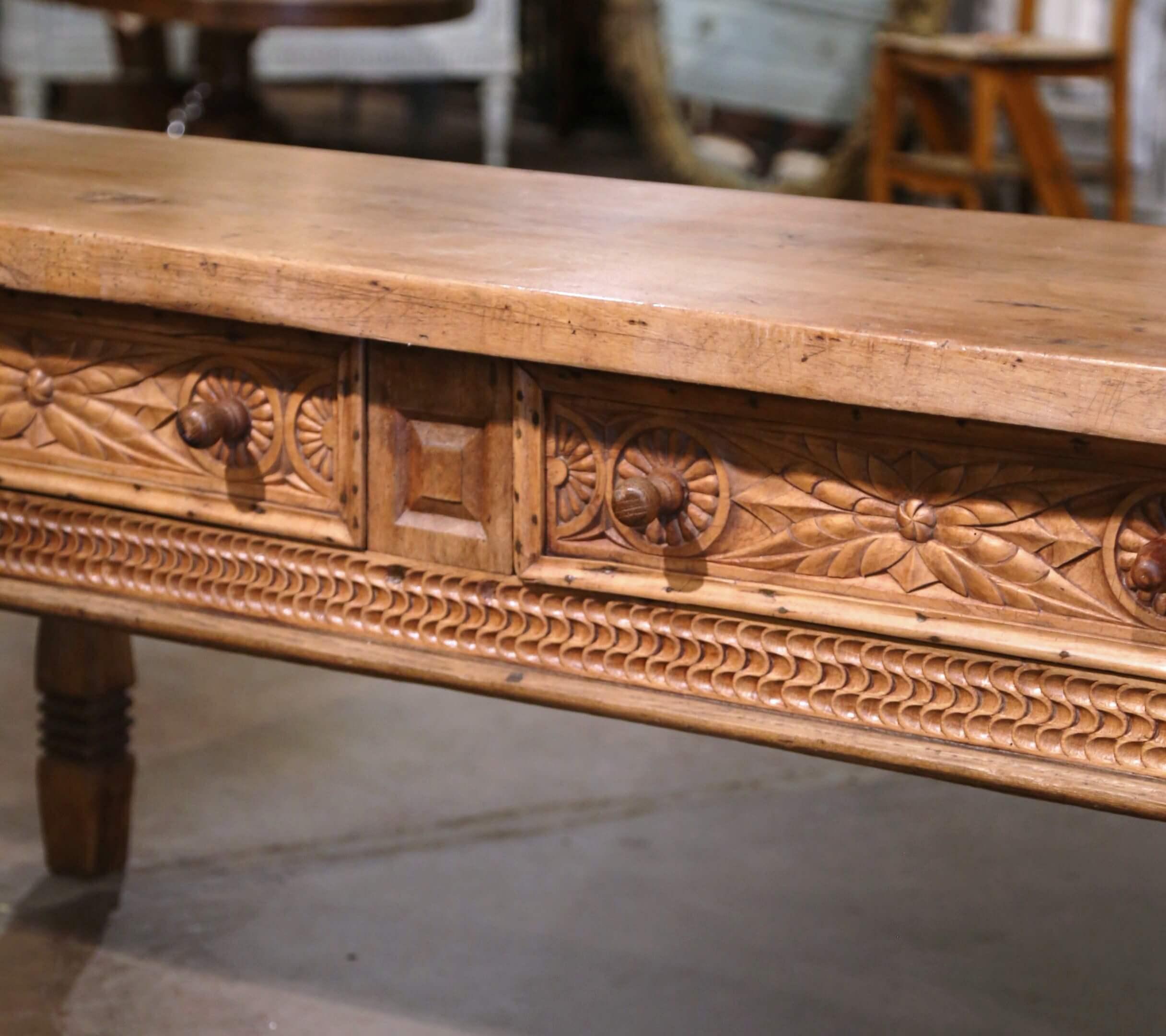 Blanchi Table basse de cocktail à deux tiroirs en noyer blanchi sculpté espagnol du 19e siècle en vente
