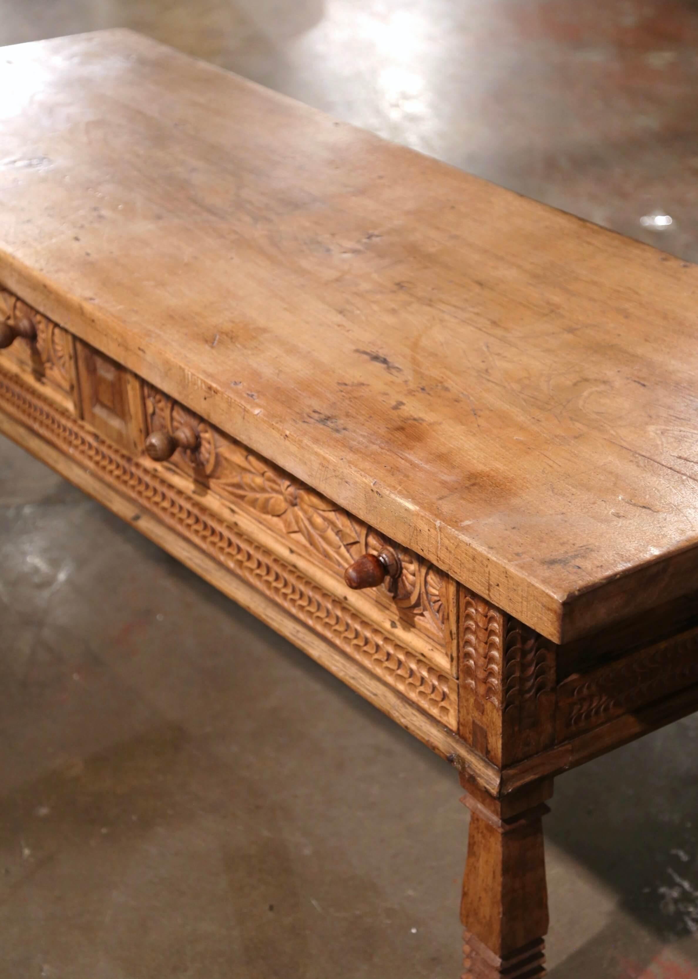 XIXe siècle Table basse de cocktail à deux tiroirs en noyer blanchi sculpté espagnol du 19e siècle en vente