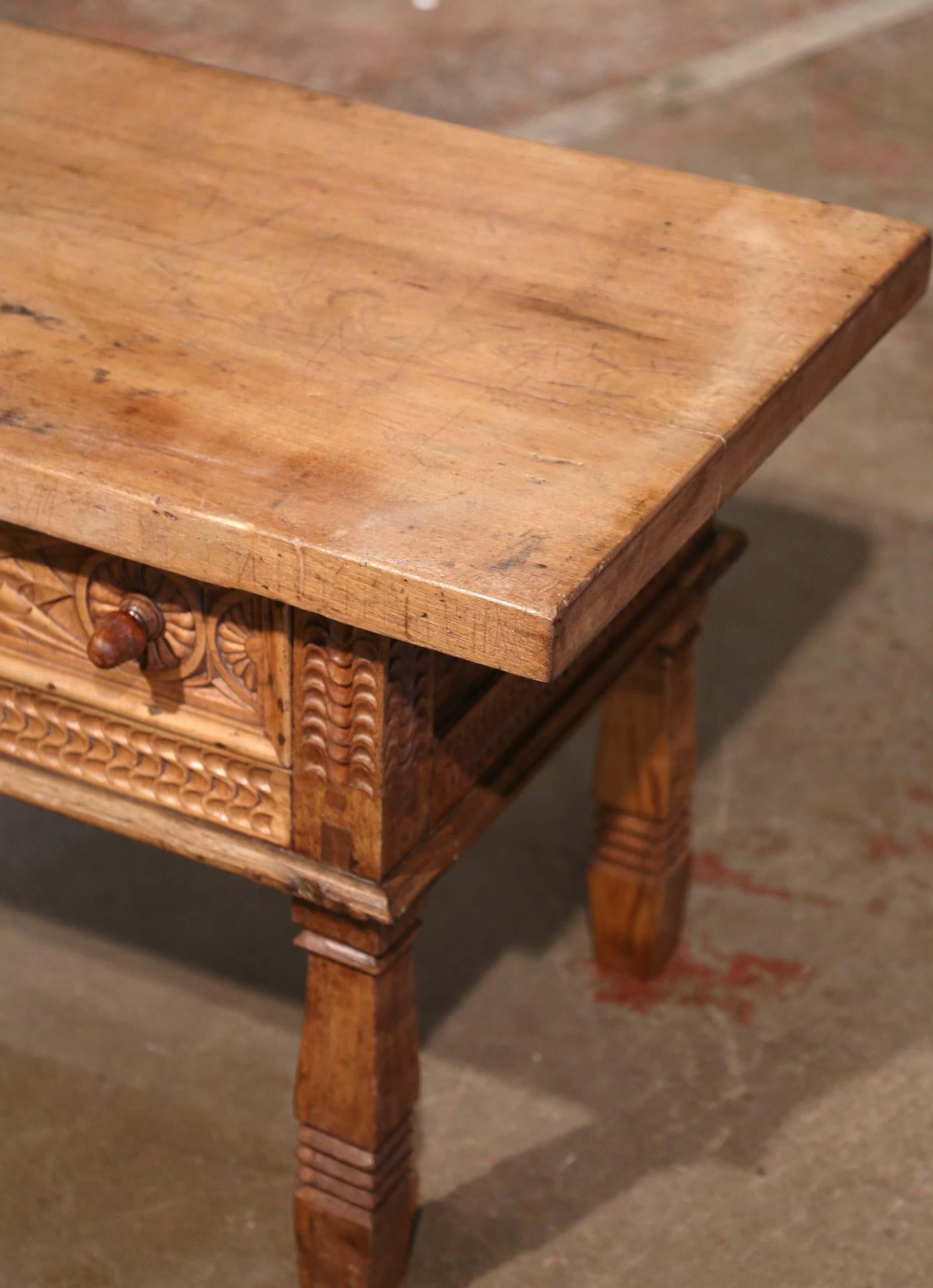 Noyer Table basse de cocktail à deux tiroirs en noyer blanchi sculpté espagnol du 19e siècle en vente