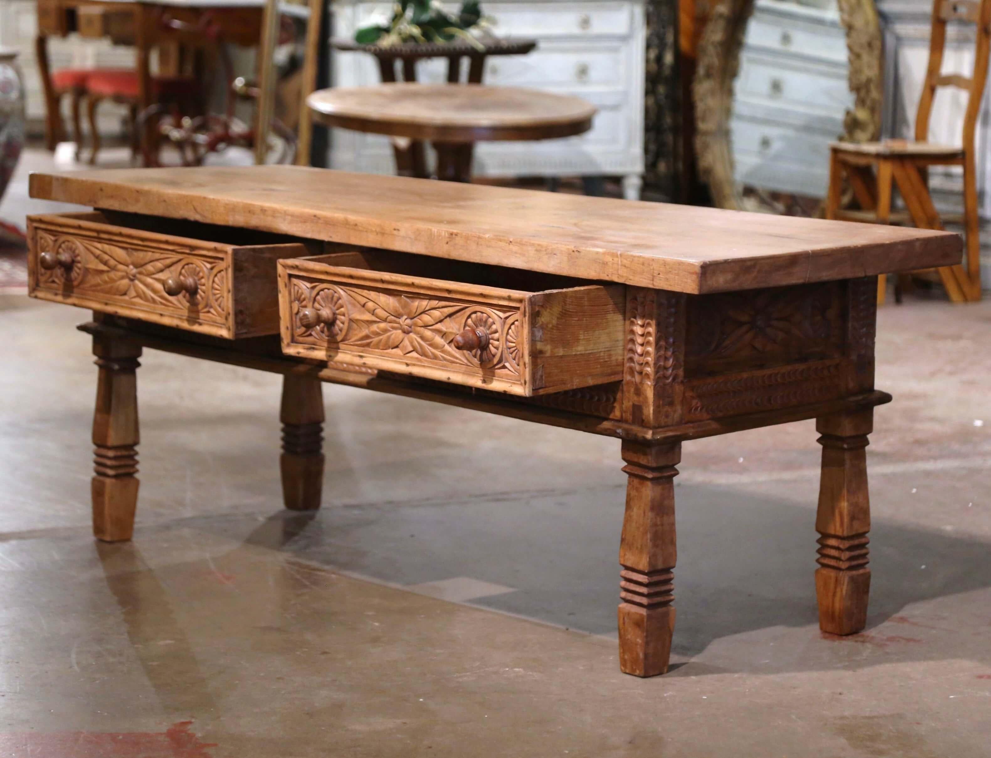 Table basse de cocktail à deux tiroirs en noyer blanchi sculpté espagnol du 19e siècle en vente 1