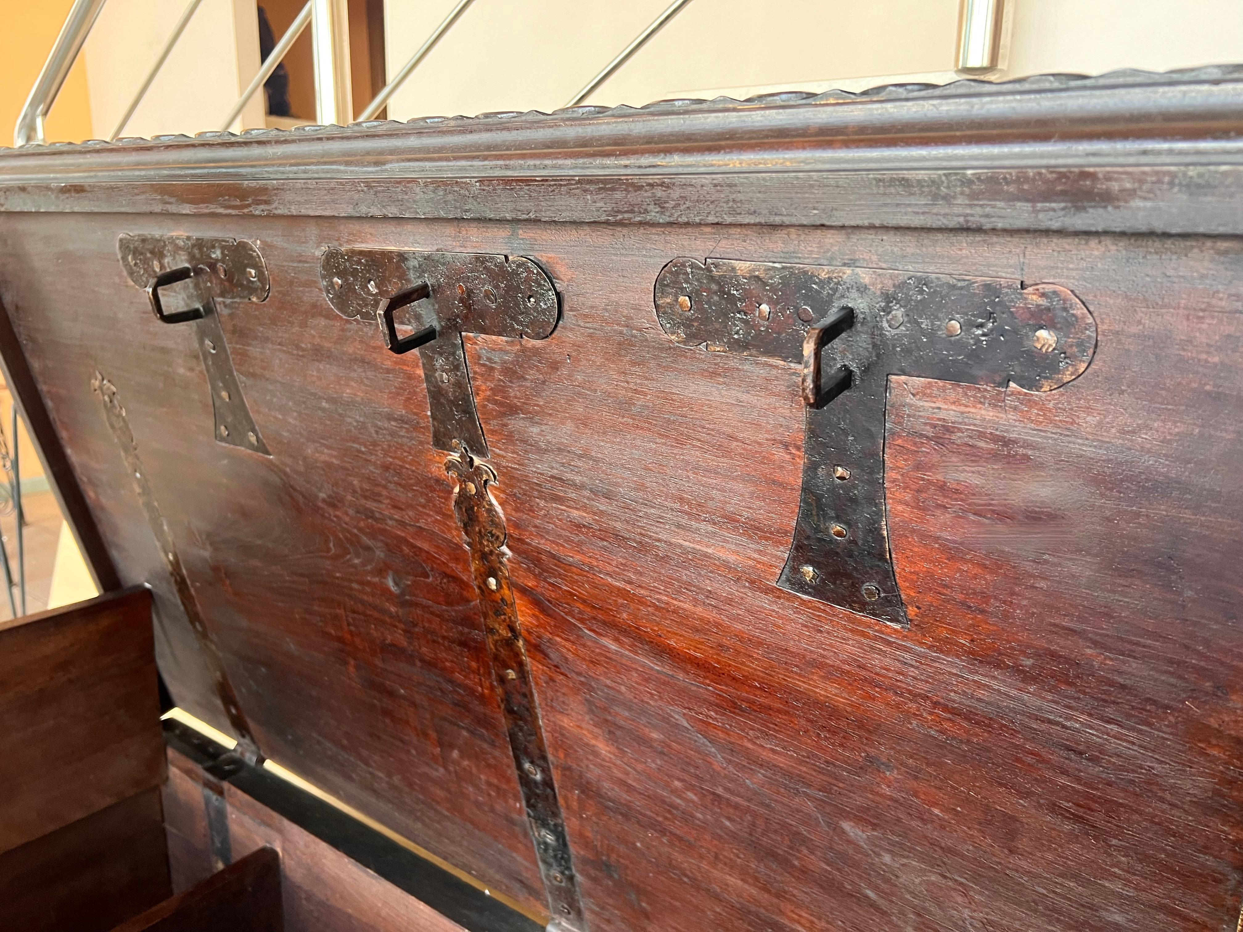 Coffre Cassone espagnol du 19ème siècle avec quincaillerie d'origine et trois serrures en vente 5