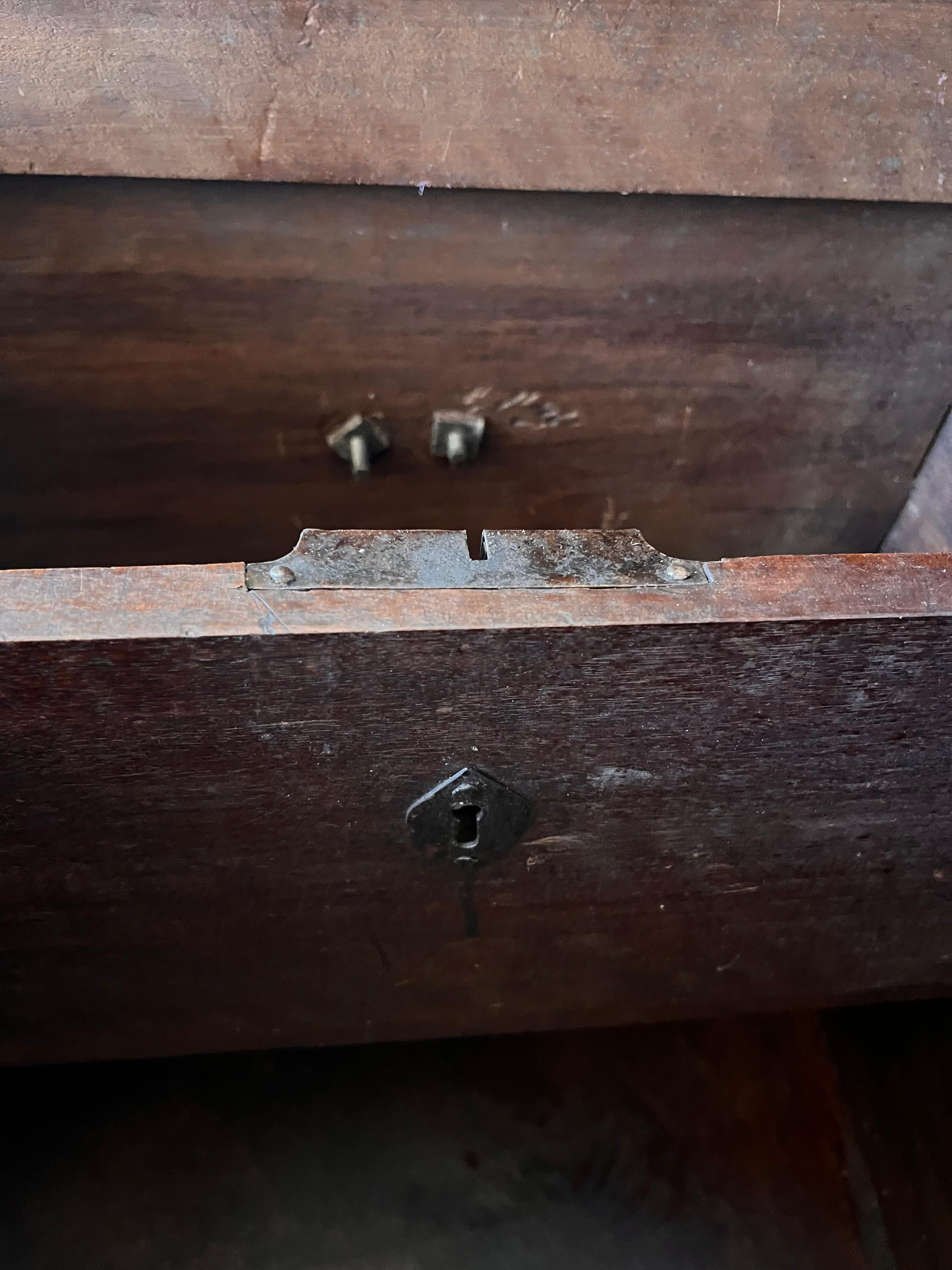 Coffre Cassone espagnol du 19ème siècle avec quincaillerie d'origine et trois serrures en vente 6