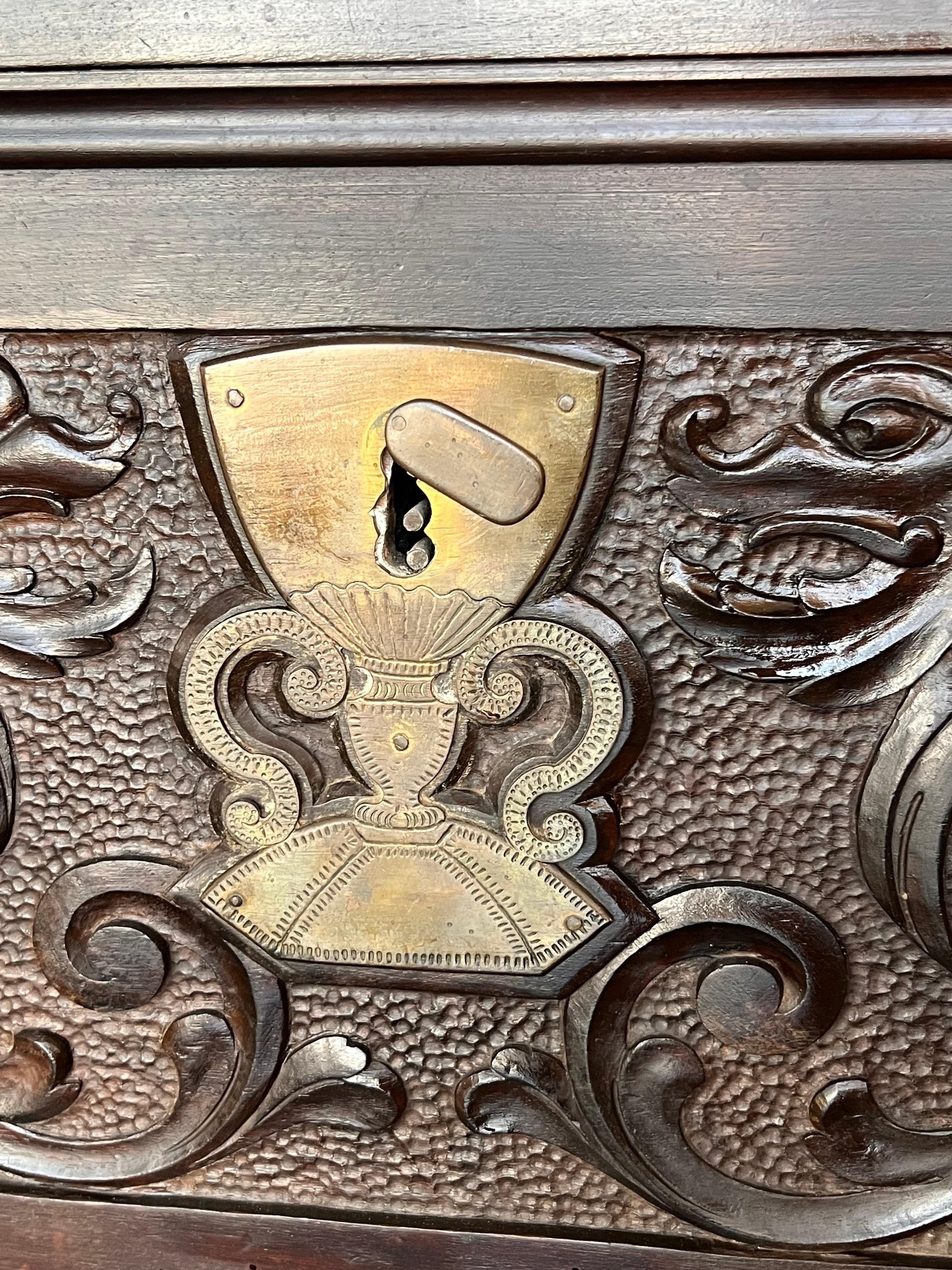 Coffre Cassone espagnol du 19ème siècle avec quincaillerie d'origine et trois serrures en vente 7