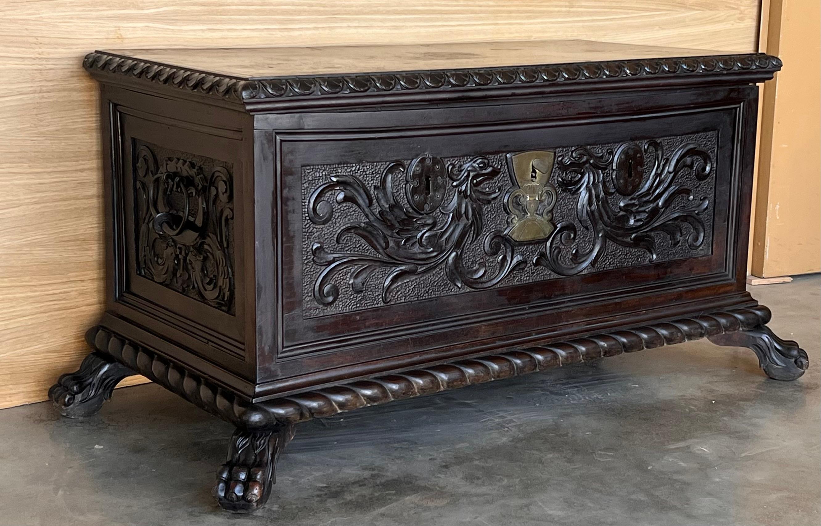 Baroque Coffre Cassone espagnol du 19ème siècle avec quincaillerie d'origine et trois serrures en vente