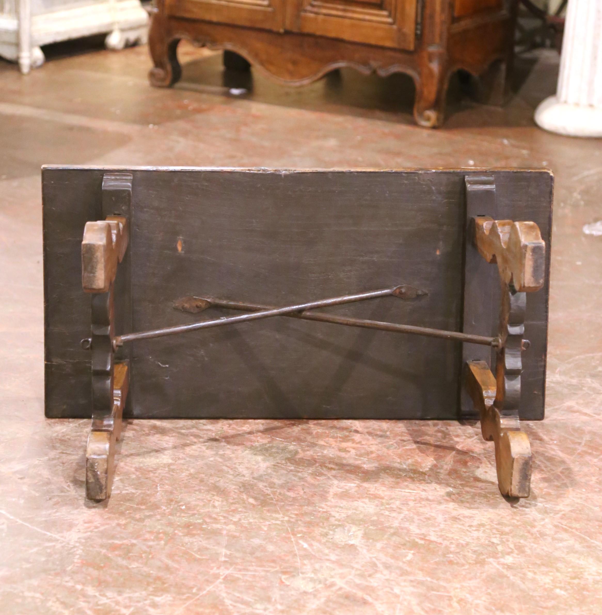 Mesa baja española del siglo XIX de castaño tallado con camilla de hierro en venta 3