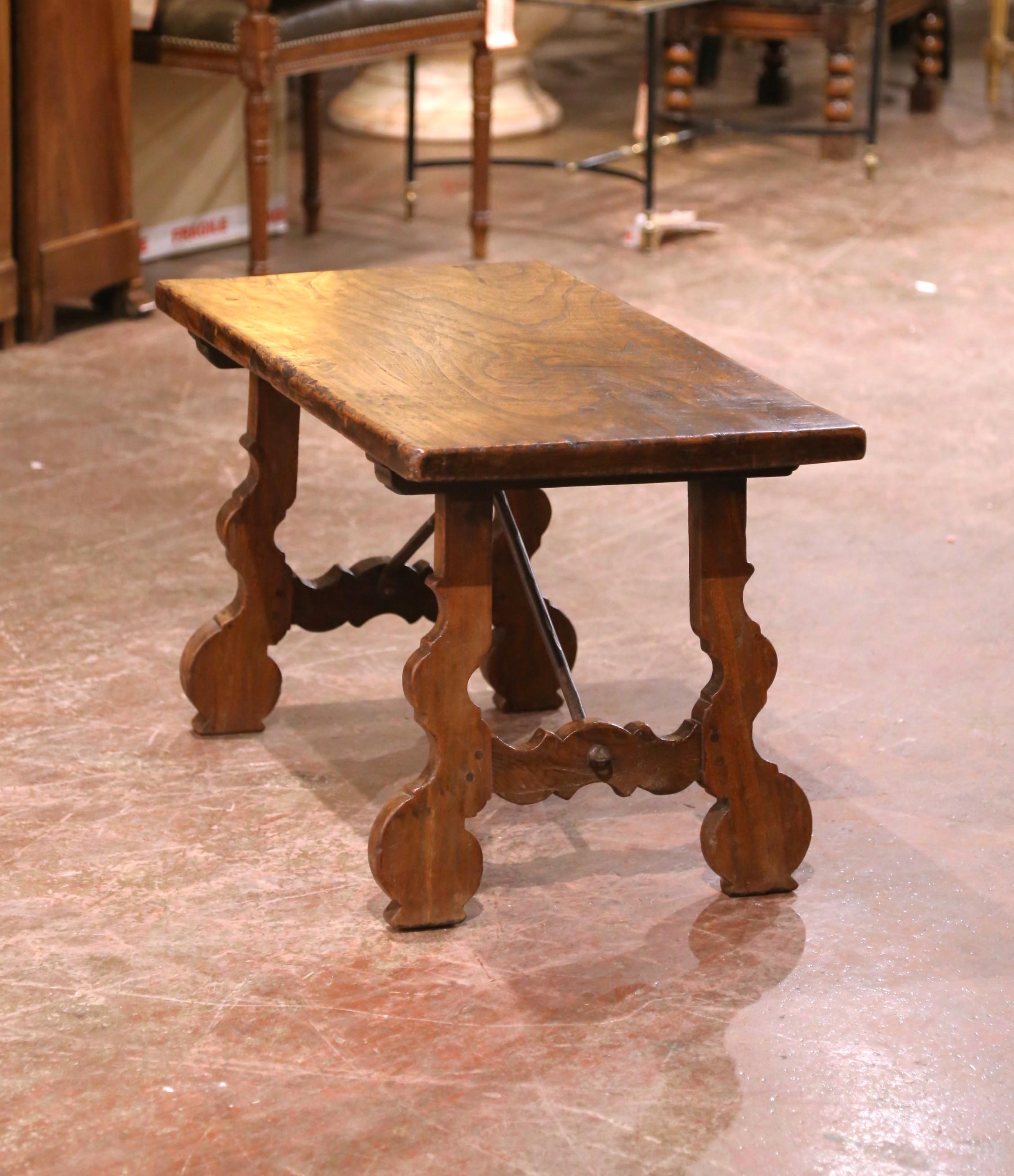 Atractiva y llena de carácter, esta mesa de centro española del siglo XIX está fabricada en castaño macizo y muestra la elegancia rústica del diseño barroco tradicional español. La parte superior rectangular, construida con una sola tabla de madera