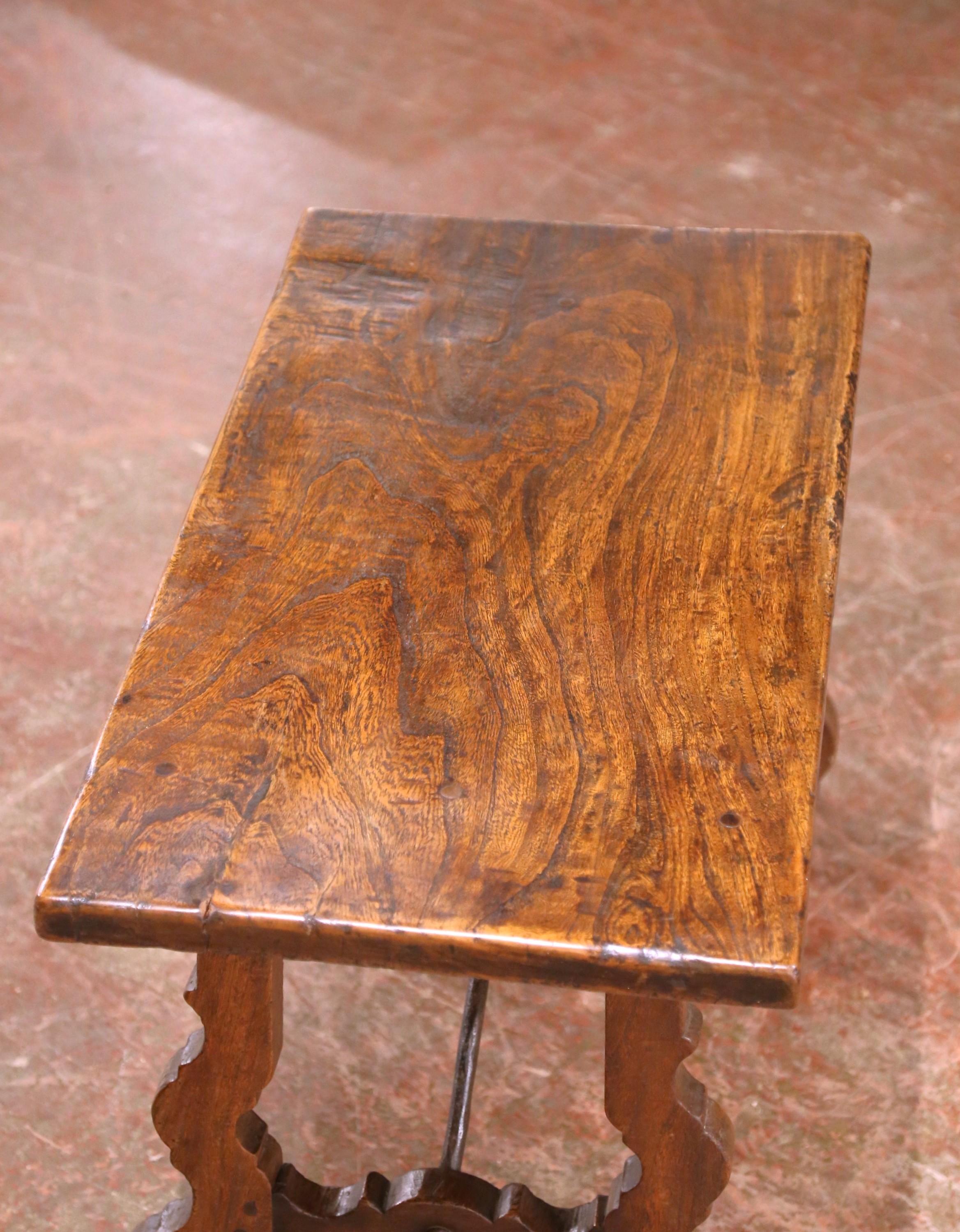 Mesa baja española del siglo XIX de castaño tallado con camilla de hierro Luis XIII en venta