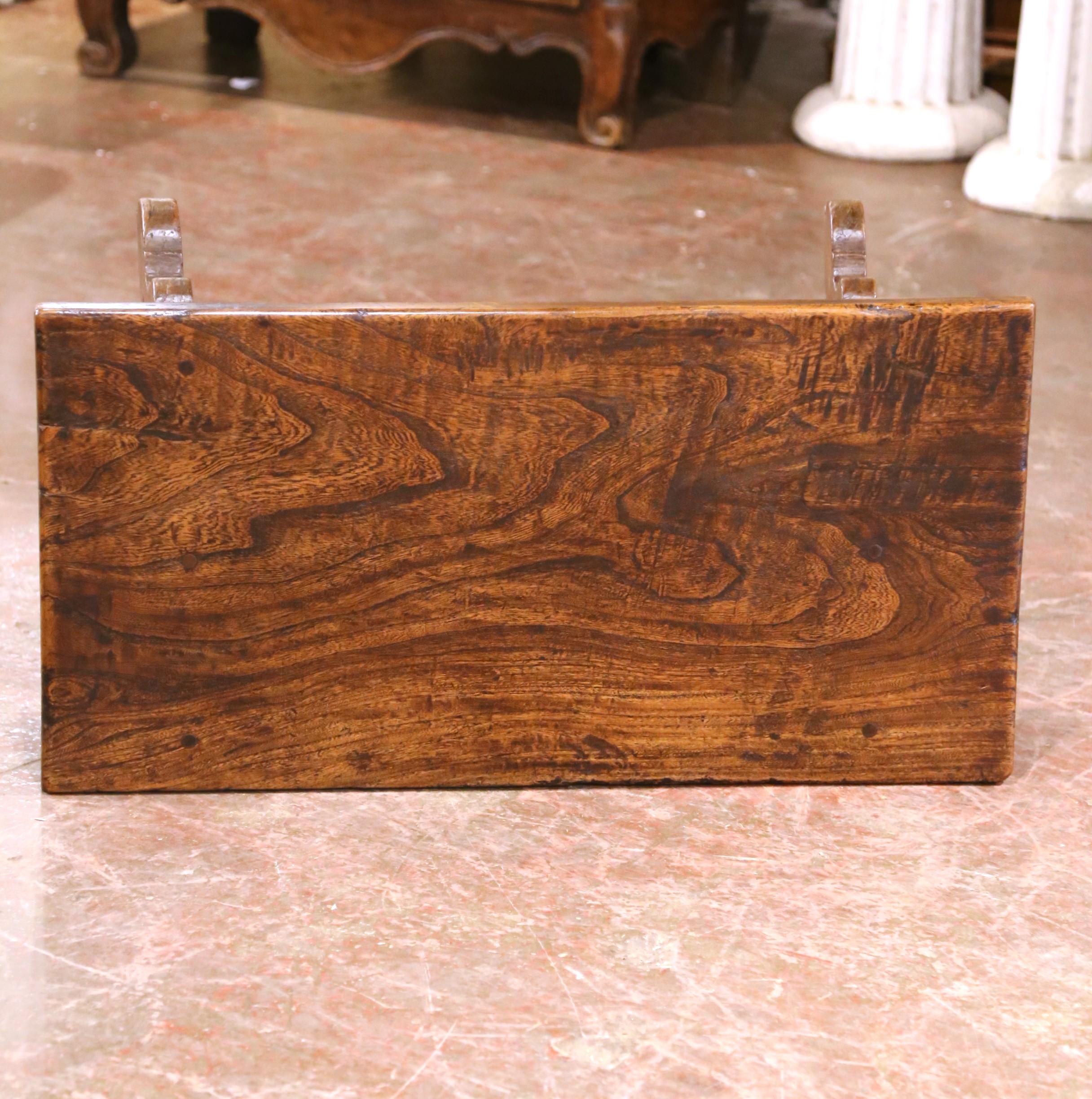 Mesa baja española del siglo XIX de castaño tallado con camilla de hierro Español en venta