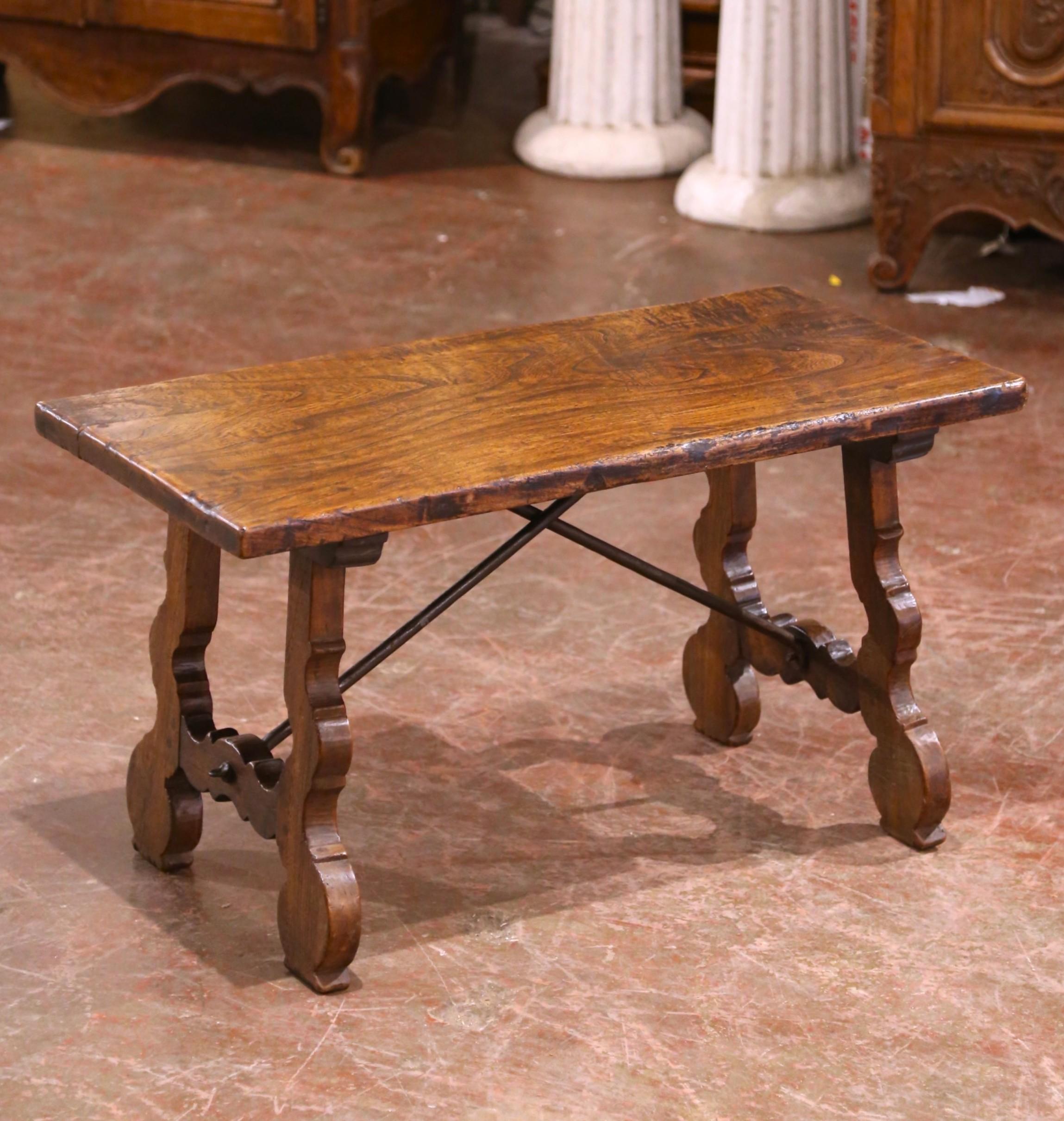 Mesa baja española del siglo XIX de castaño tallado con camilla de hierro Tallado a mano en venta