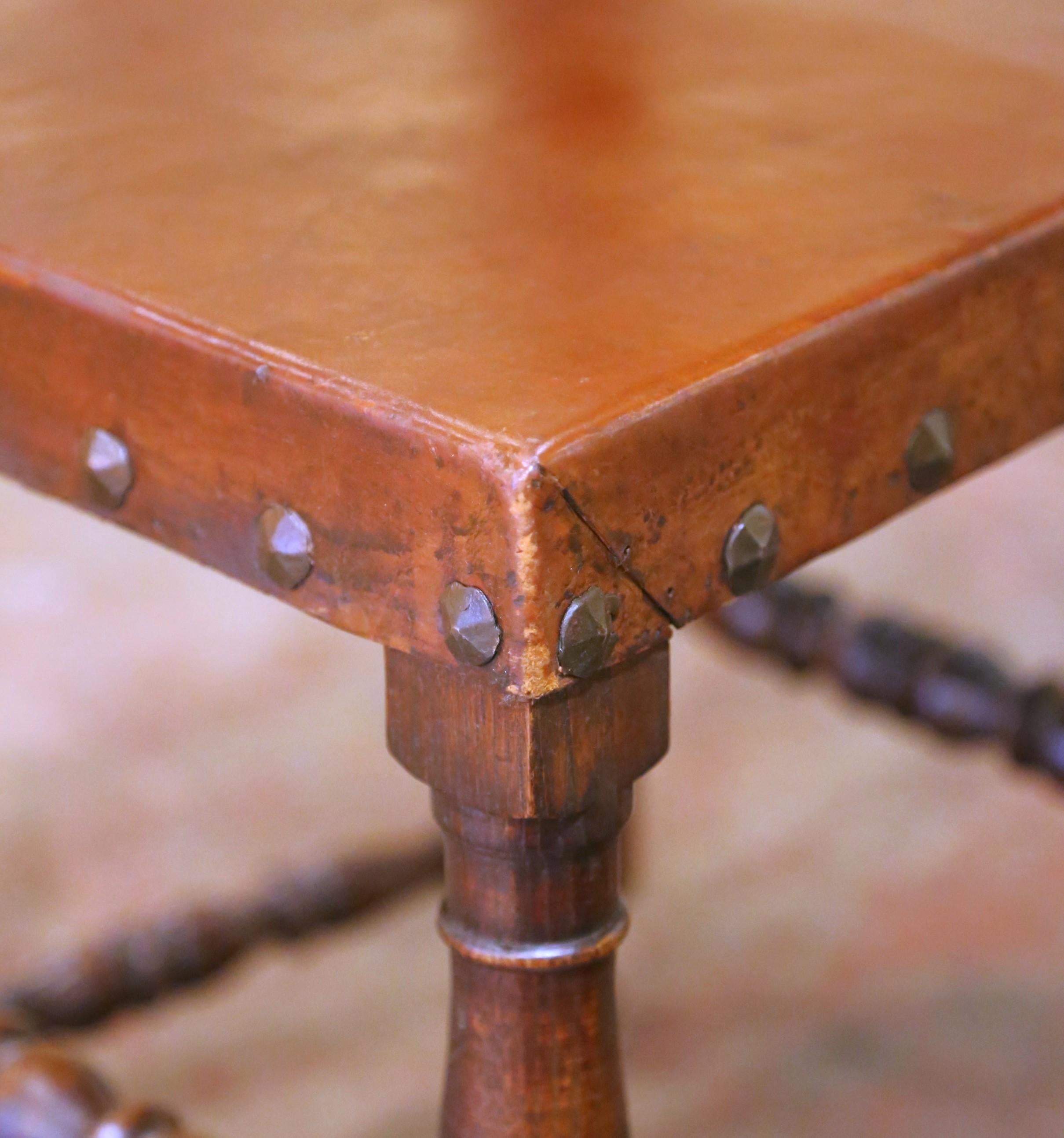 Sedie da pranzo spagnole del XIX secolo in Oak intagliato con sedili in pelle, set di otto persone in vendita 3