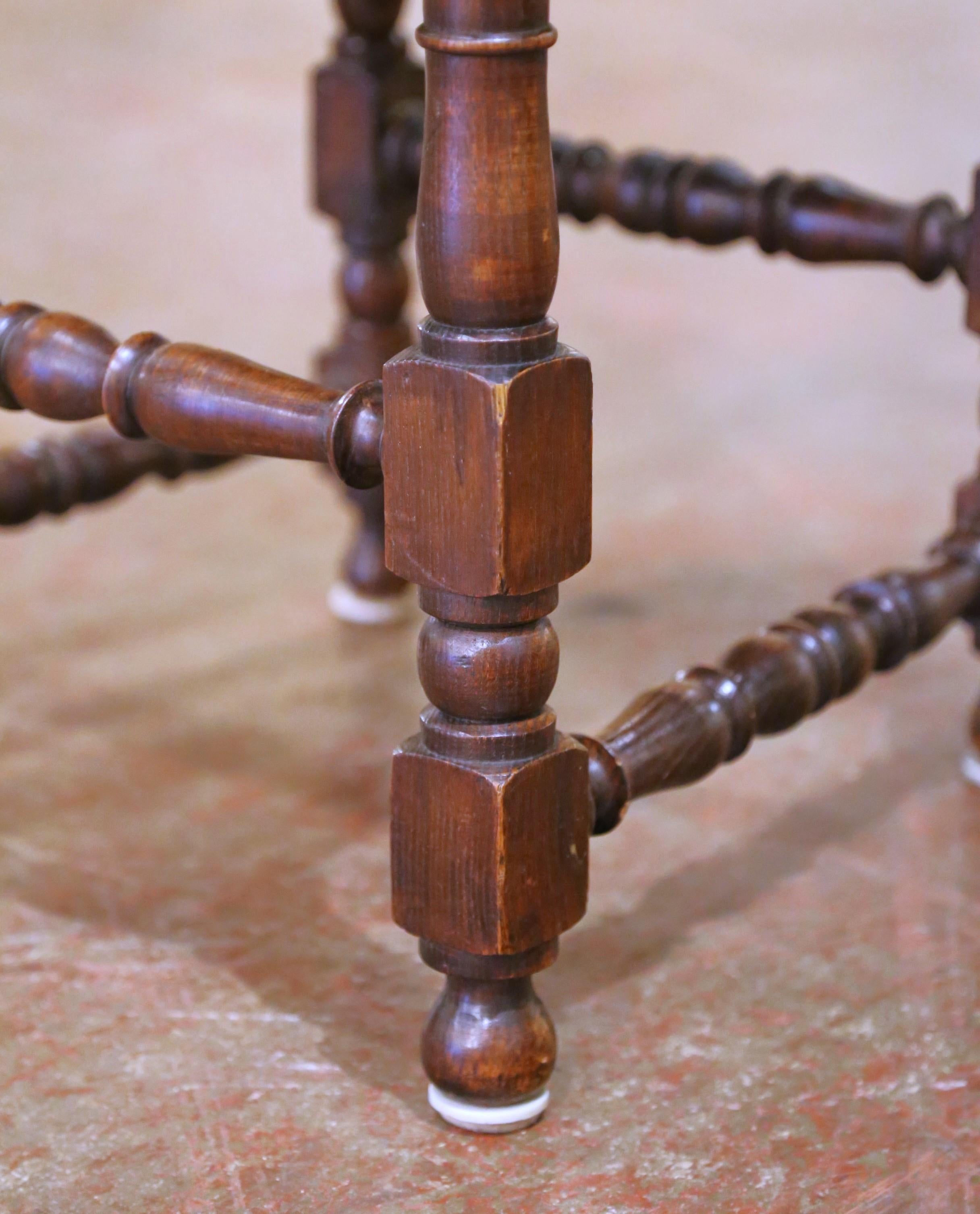 Sedie da pranzo spagnole del XIX secolo in Oak intagliato con sedili in pelle, set di otto persone in vendita 4