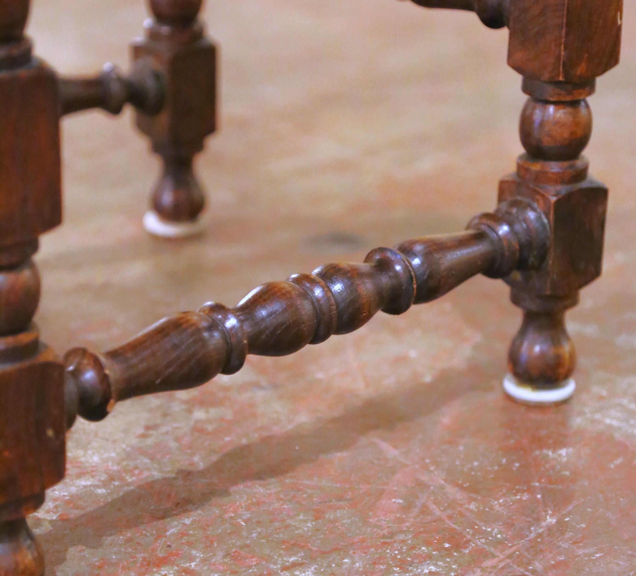 Sedie da pranzo spagnole del XIX secolo in Oak intagliato con sedili in pelle, set di otto persone in vendita 5