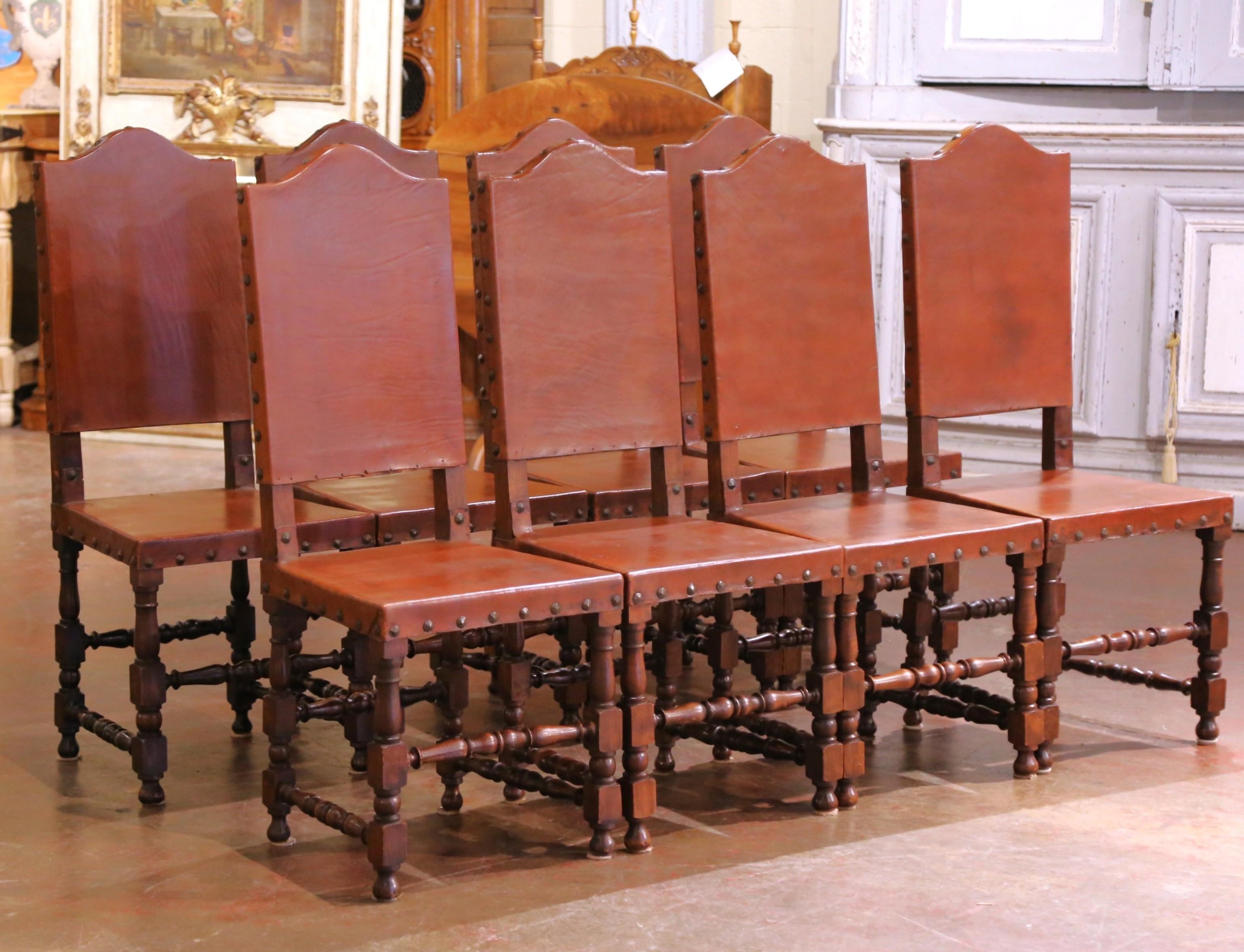 Porta un'eleganza senza tempo nella tua sala da pranzo con questo eccezionale set di otto sedie da pranzo in stile Luigi XIII. Realizzata a mano in Spagna intorno al 1880, ogni sedia è costruita in rovere massiccio e presenta un alto schienale ad