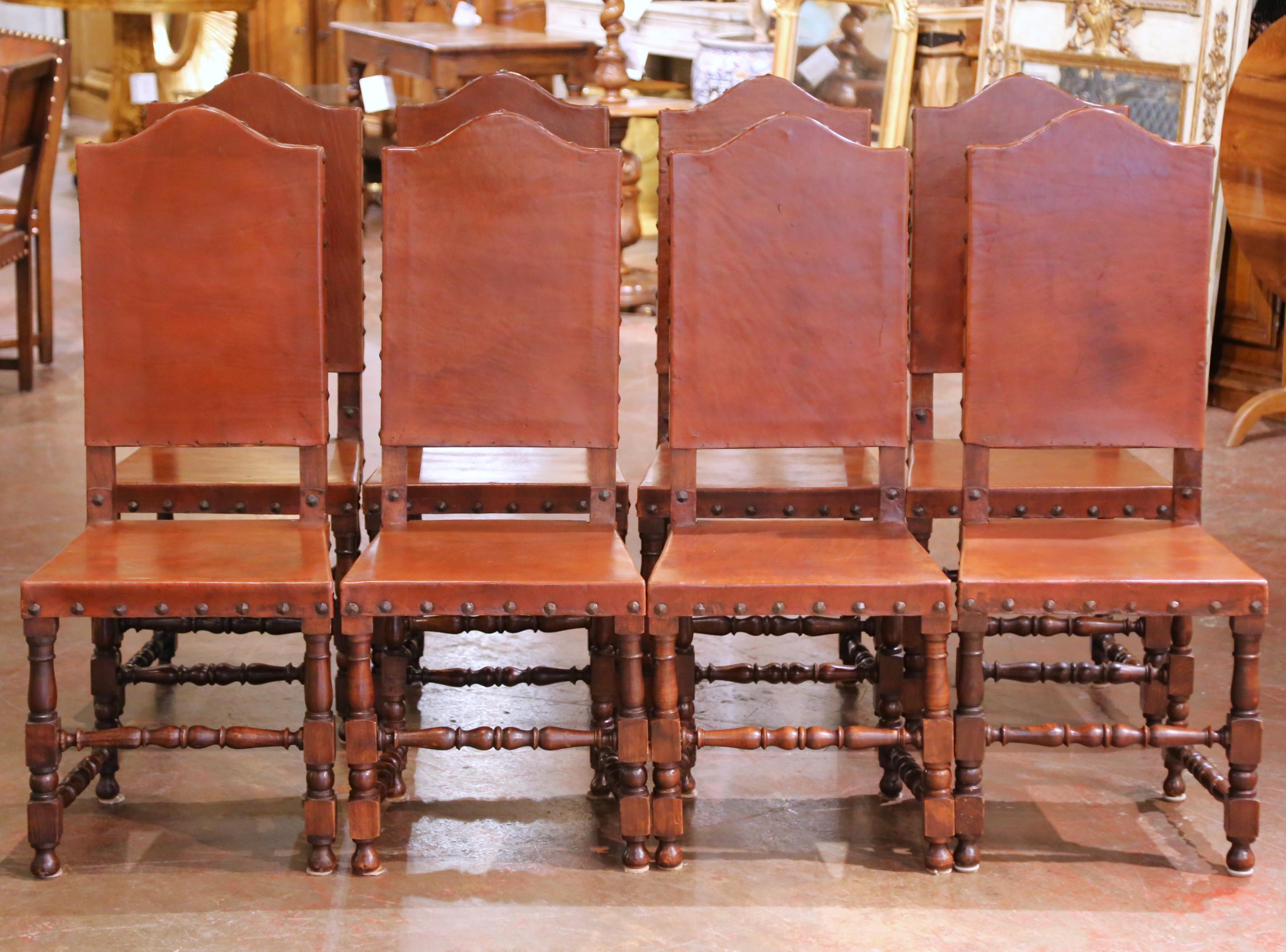 Luigi XIII Sedie da pranzo spagnole del XIX secolo in Oak intagliato con sedili in pelle, set di otto persone in vendita