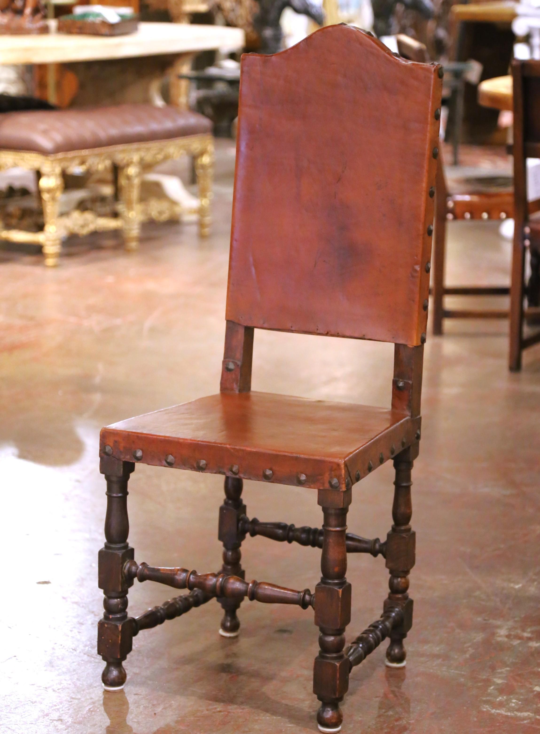 Spagnolo Sedie da pranzo spagnole del XIX secolo in Oak intagliato con sedili in pelle, set di otto persone in vendita