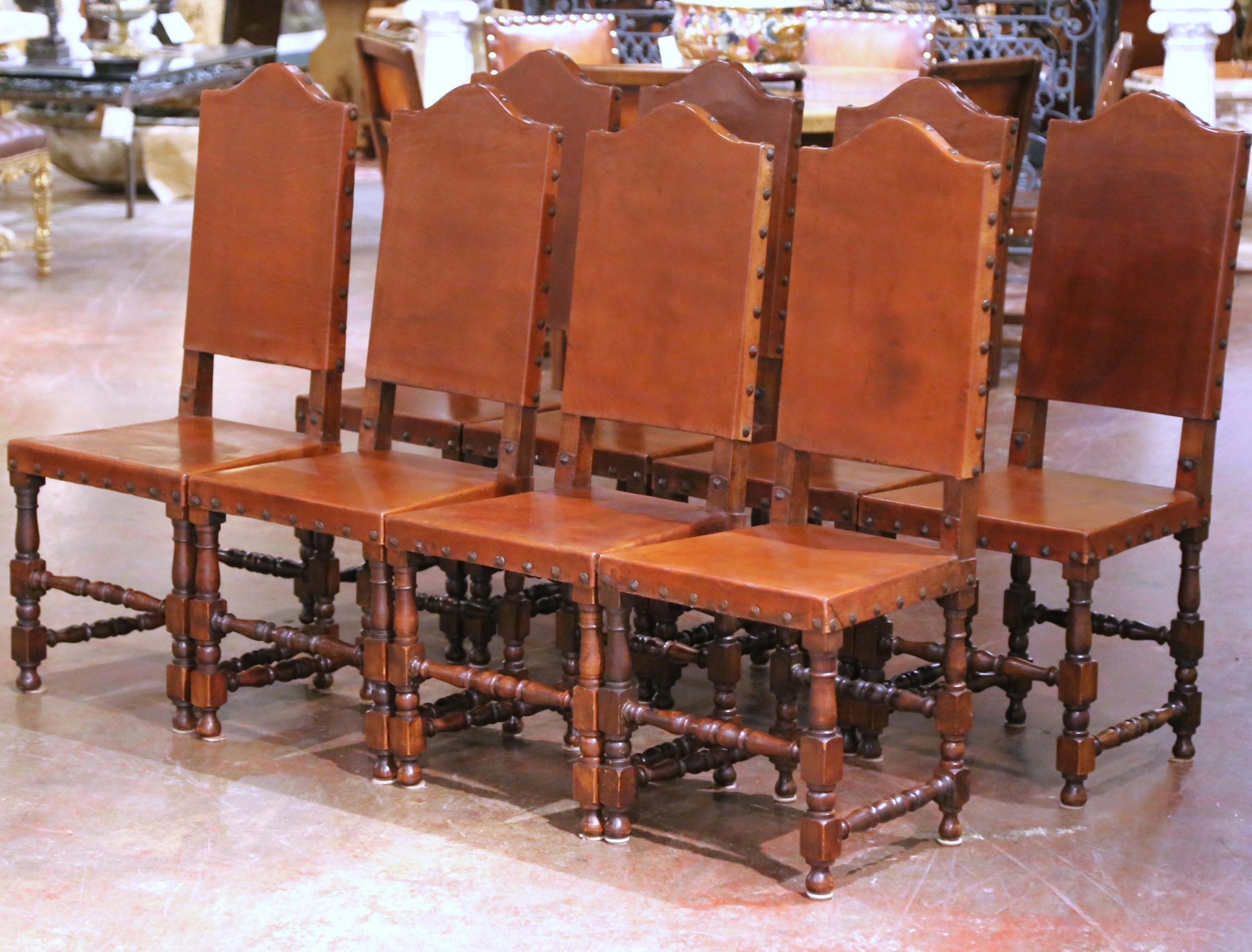 Intagliato a mano Sedie da pranzo spagnole del XIX secolo in Oak intagliato con sedili in pelle, set di otto persone in vendita