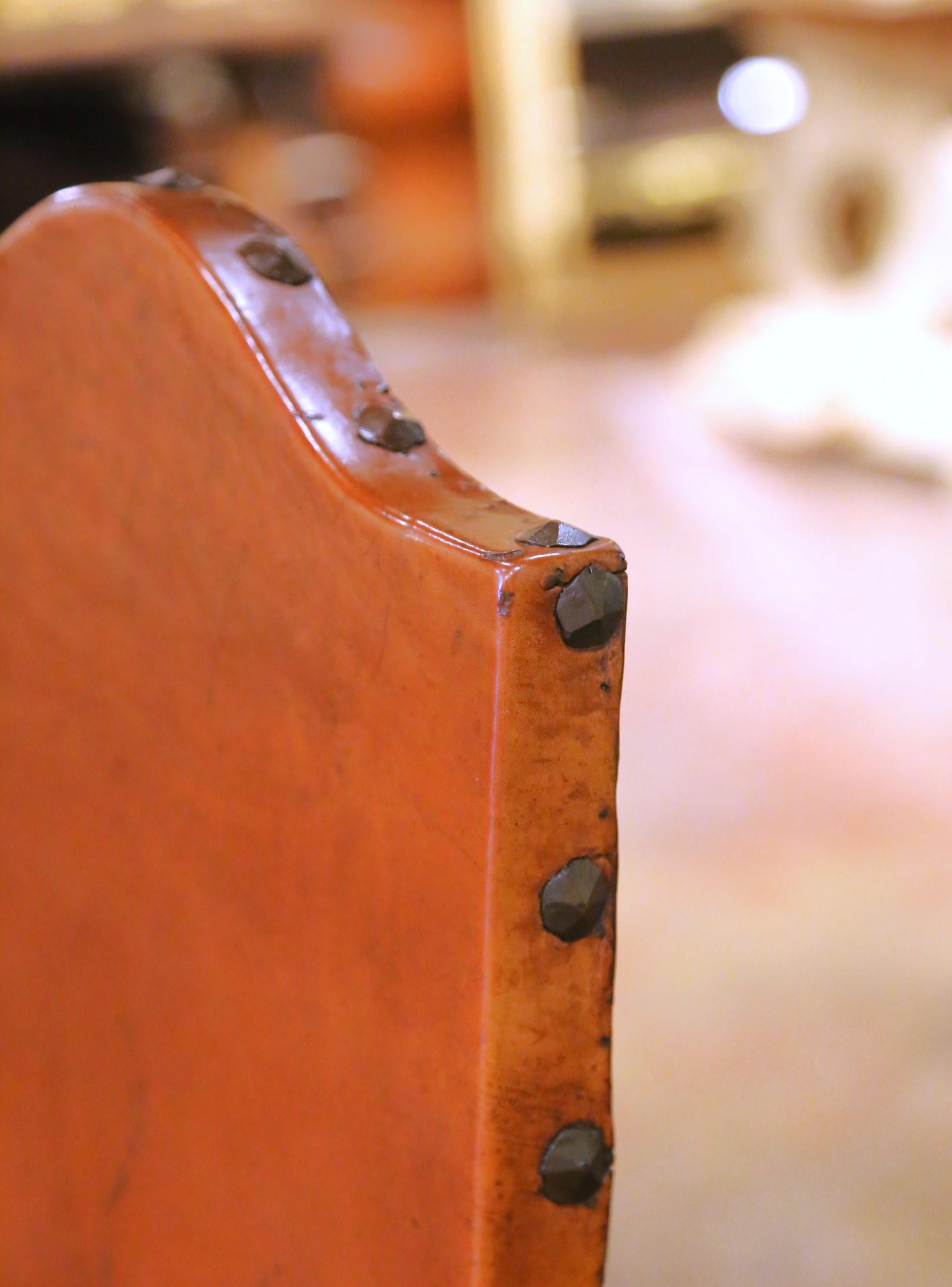 Pelle Sedie da pranzo spagnole del XIX secolo in Oak intagliato con sedili in pelle, set di otto persone in vendita