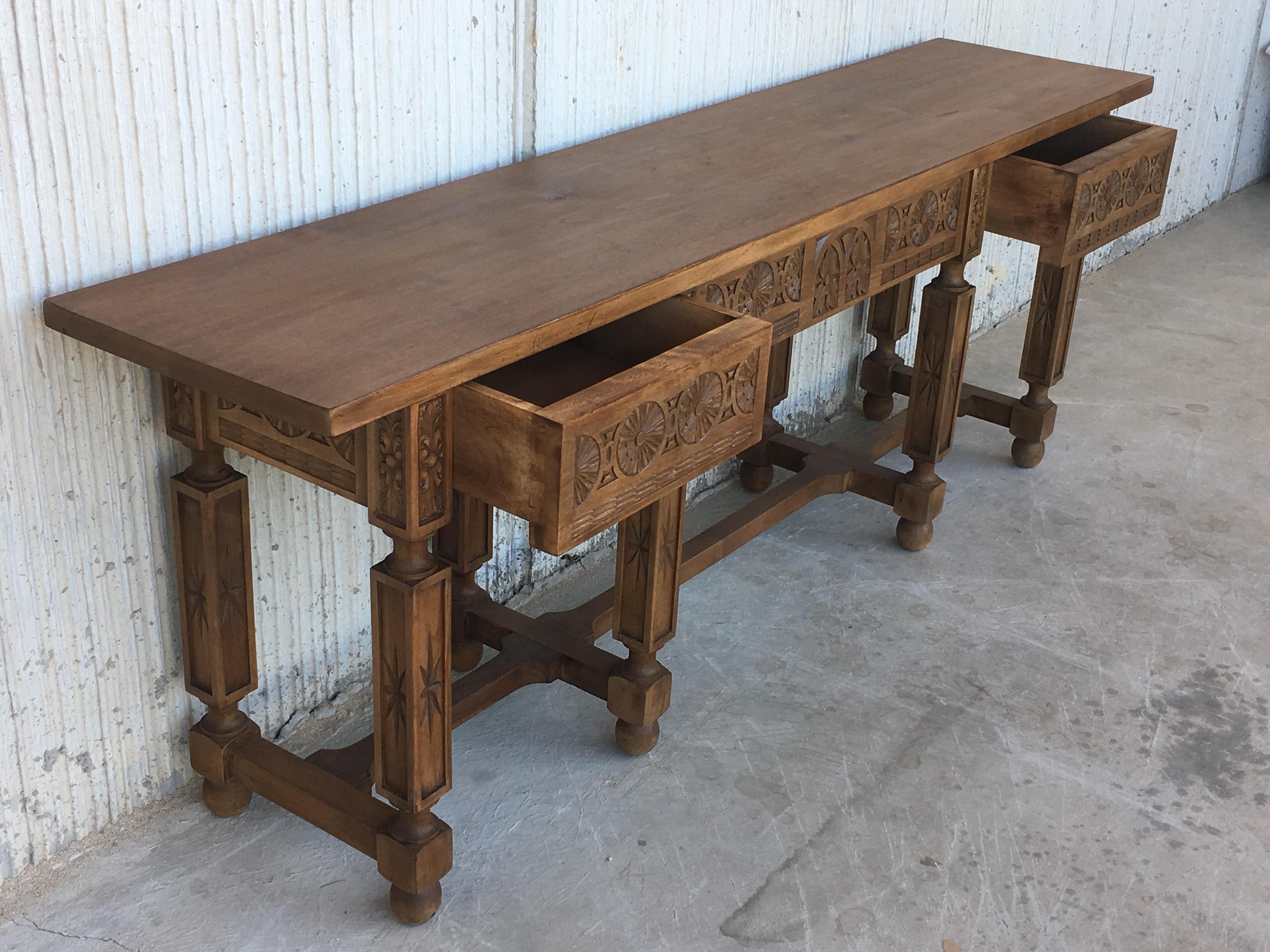 19th Century Spanish Carved Walnut Bench or Low Table with Two Drawers im Zustand „Gut“ in Miami, FL