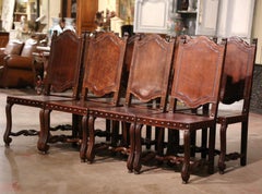 Chaises espagnoles du 19e siècle en noyer sculpté et cuir gaufré, ensemble de huit chaises