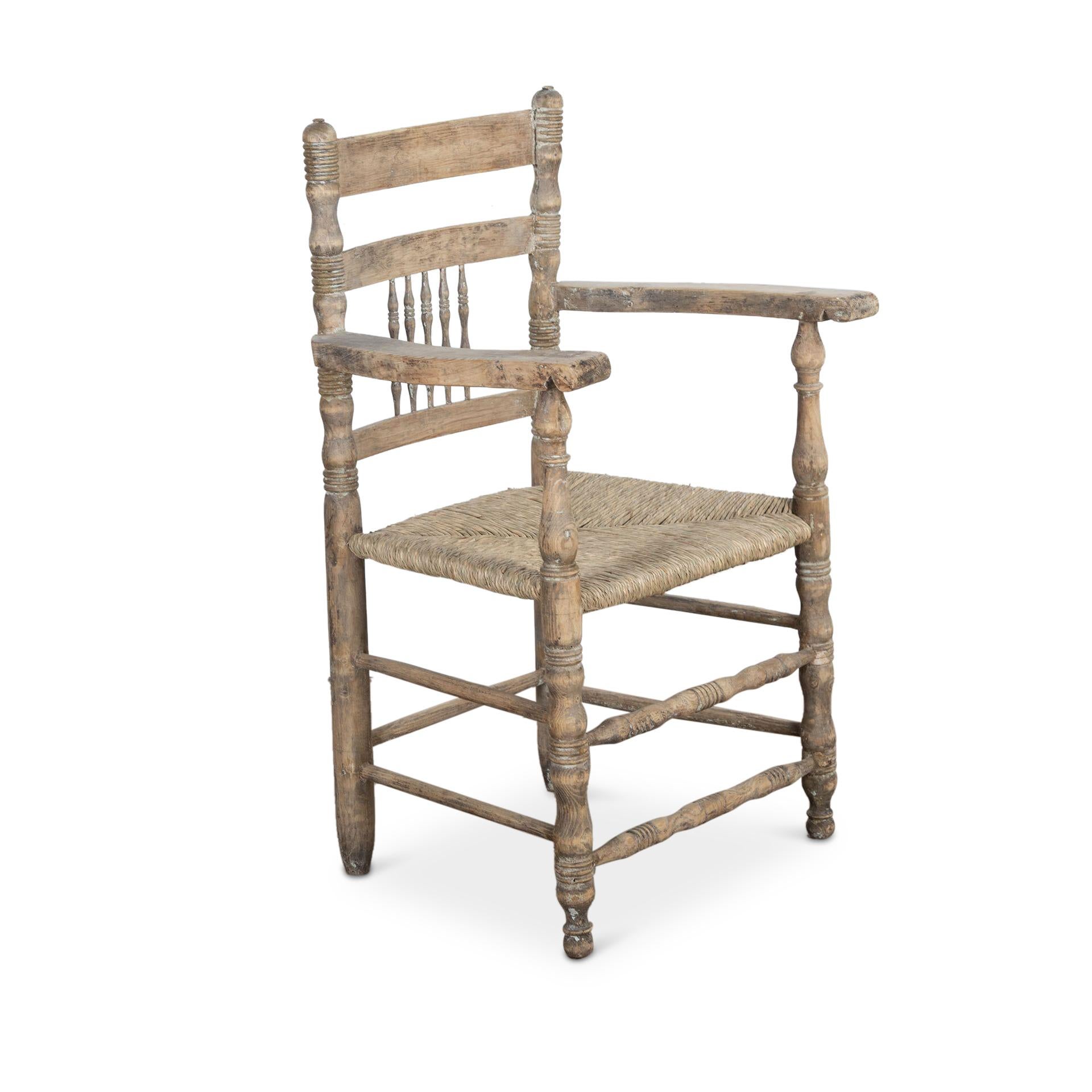 Maravillosa silla de campo catalana del siglo XIX. 
El asiento se ha vuelto a cepillar recientemente y la madera ha recuperado su forma original, con restos de pintura y una pátina desgastada por el tiempo.