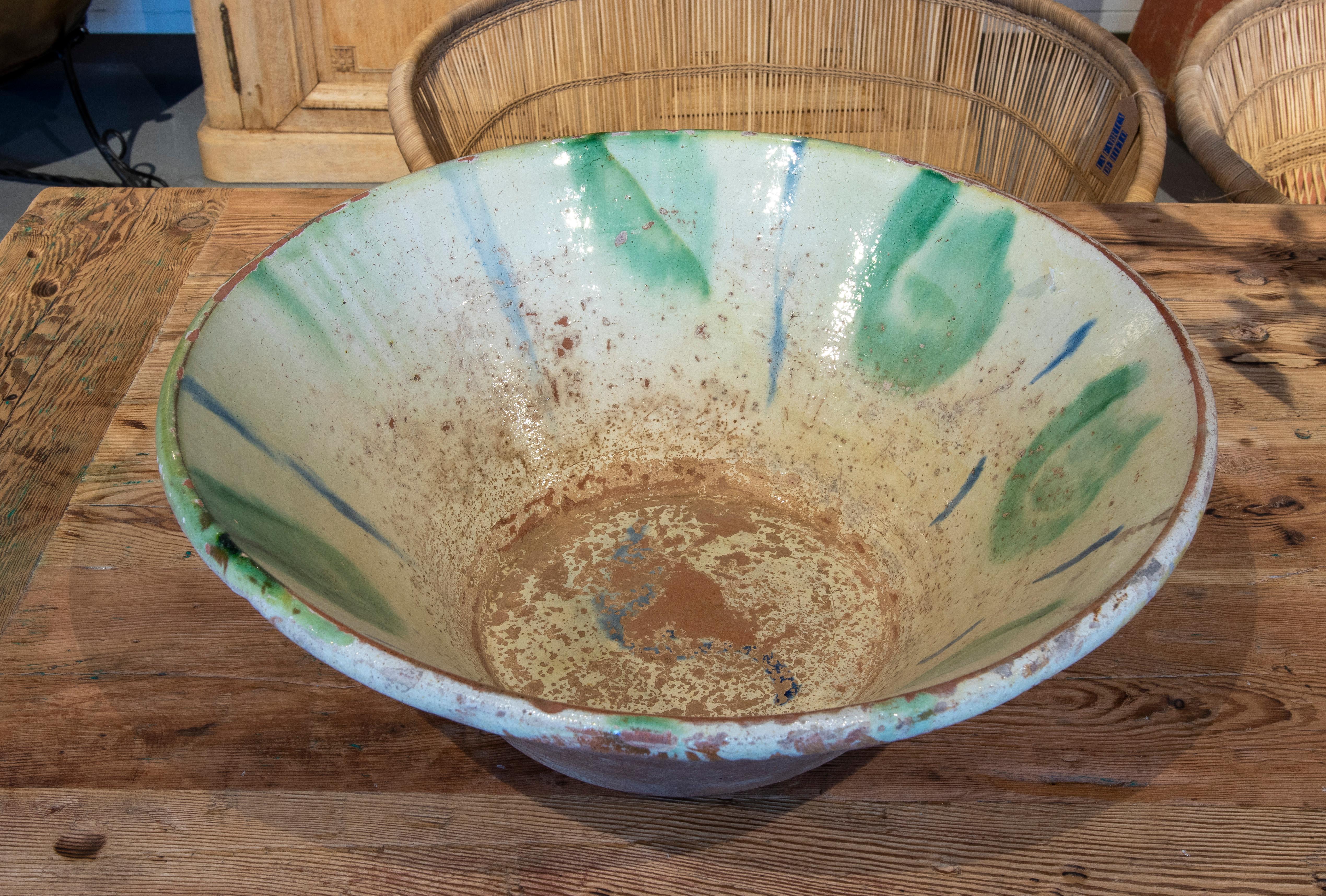 19th Century Spanish Ceramic Basin hand painted and Glazed in Green Tones In Good Condition In Marbella, ES