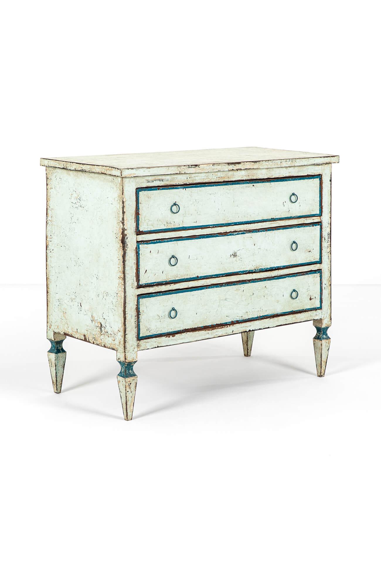 Una meravigliosa cassapanca in pino del XIX secolo con una splendida finitura blu uovo d'anatra.

Il mobile è dotato di tre cassetti lunghi e scorrevoli con maniglie ad anello.

La base ha uno spesso piano in legno che poggia su piedi a freccia