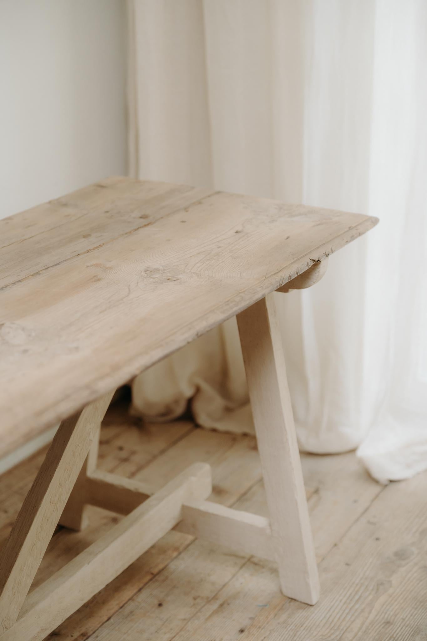 Tavolo in castagno spagnolo del XIX secolo . in vendita 8