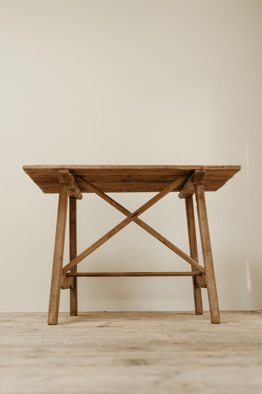 19th century Spanish chestnut table  In Good Condition For Sale In Brecht, BE