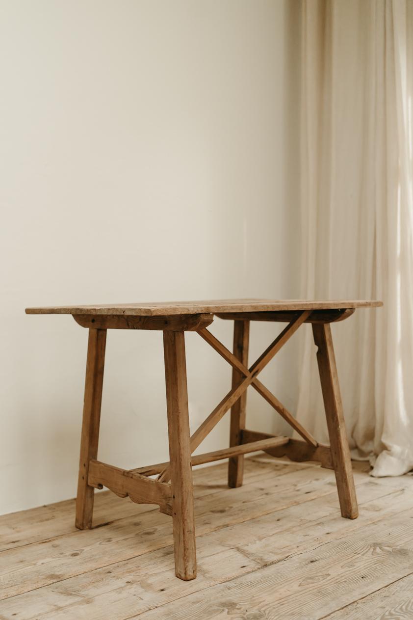 Chestnut 19th century Spanish chestnut table  For Sale